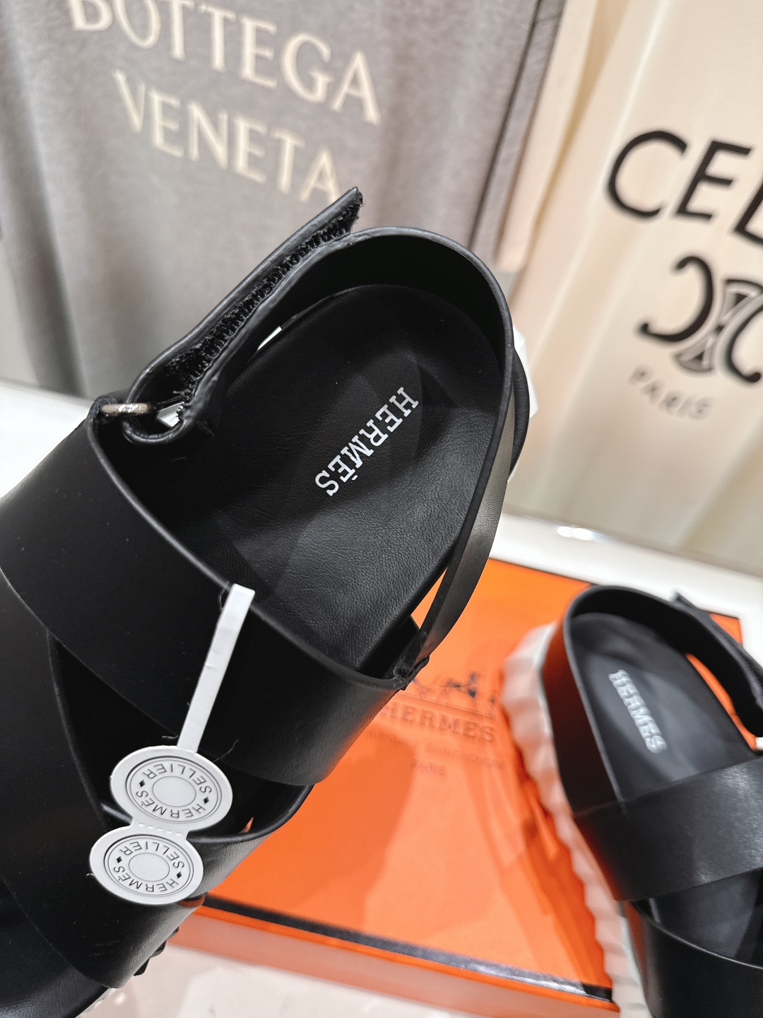 高版本出厂 情侣款
   Hermes/爱马仕H家2025ssF023夏季凉拖系列经典款鞋型情侣款凉鞋
