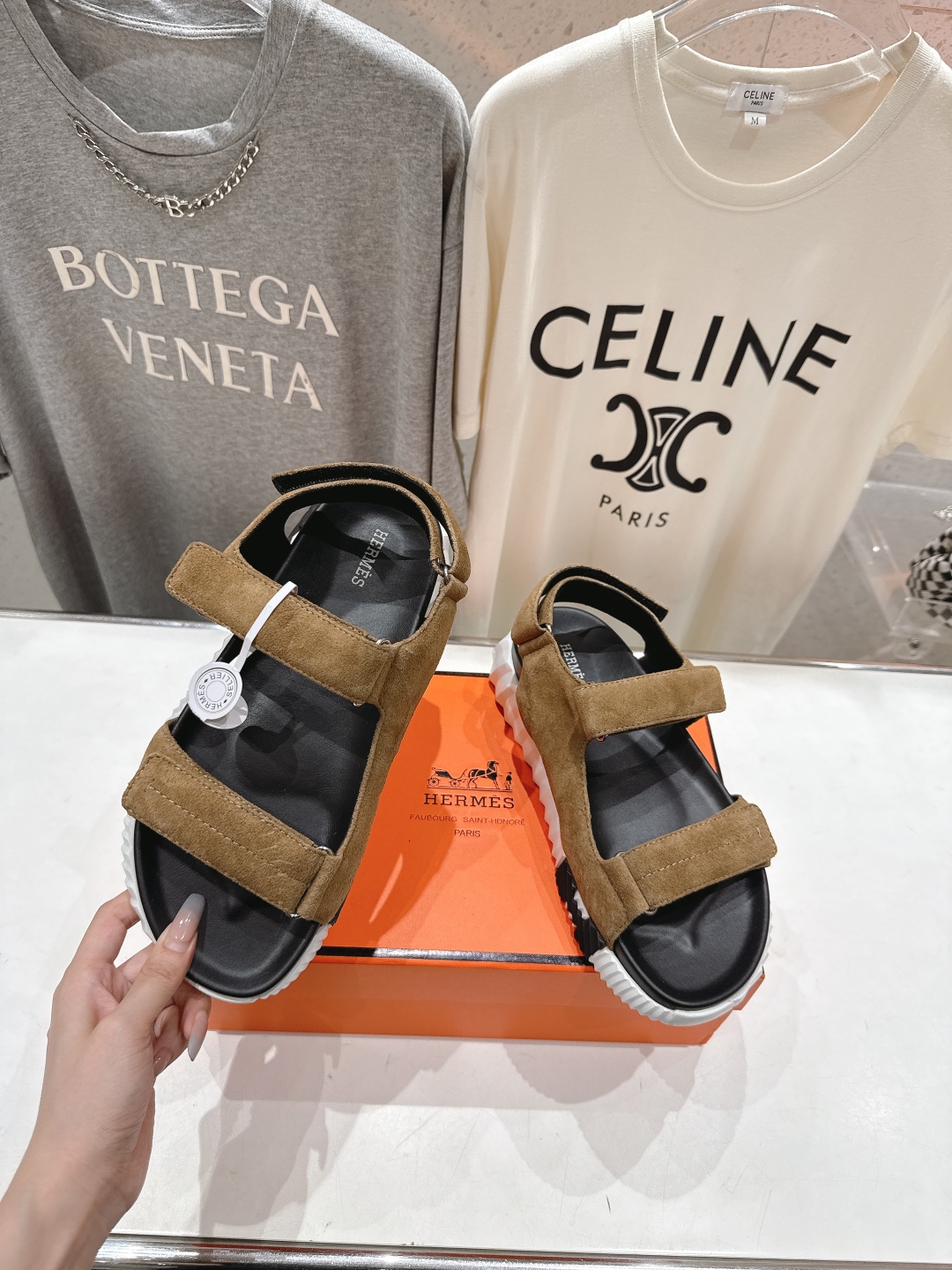 高版本出厂 情侣款
   Hermes/爱马仕H家2025ssF023夏季凉拖系列经典款鞋型情侣款凉鞋
