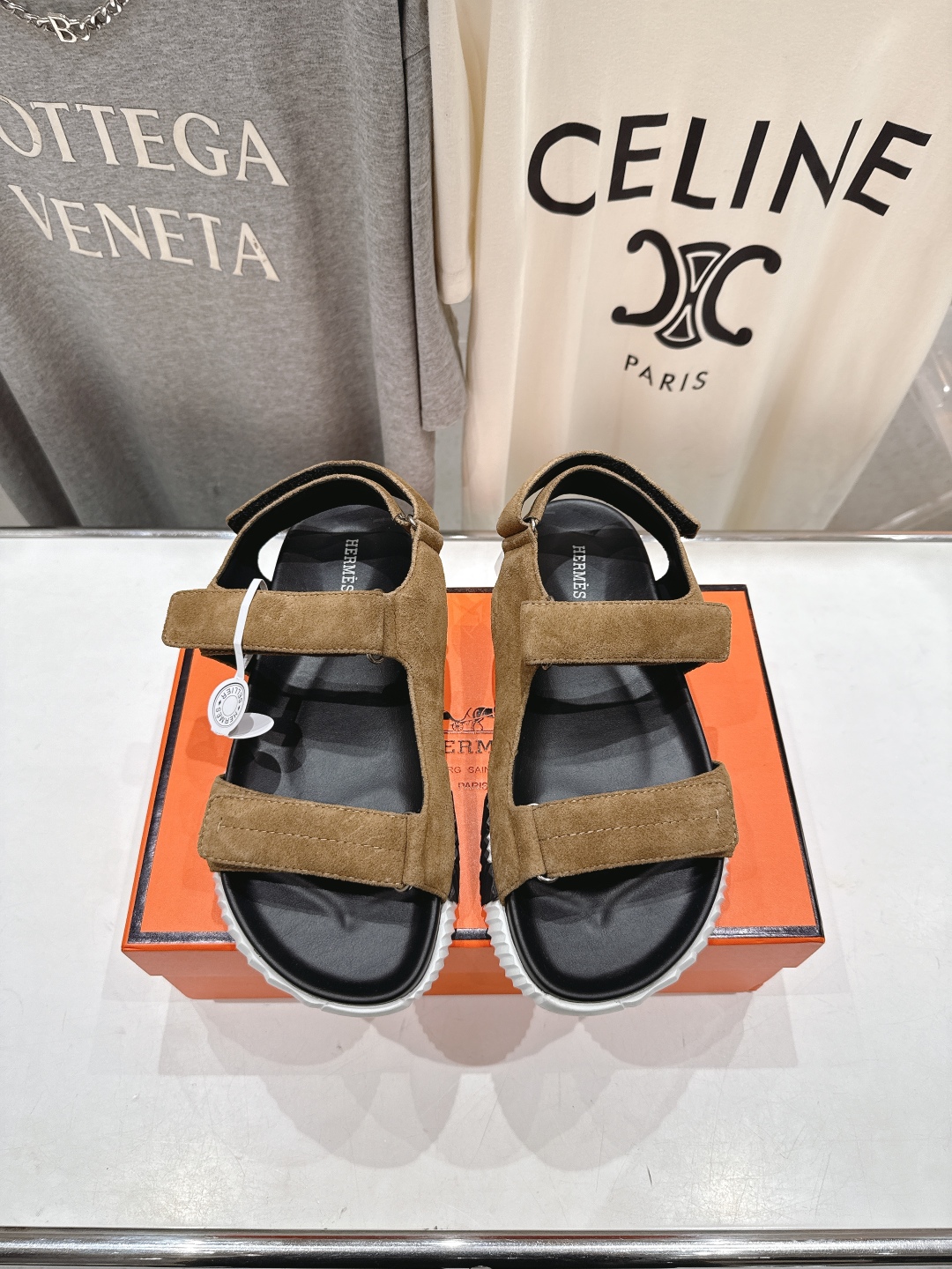高版本出厂 情侣款
   Hermes/爱马仕H家2025ssF023夏季凉拖系列经典款鞋型情侣款凉鞋

