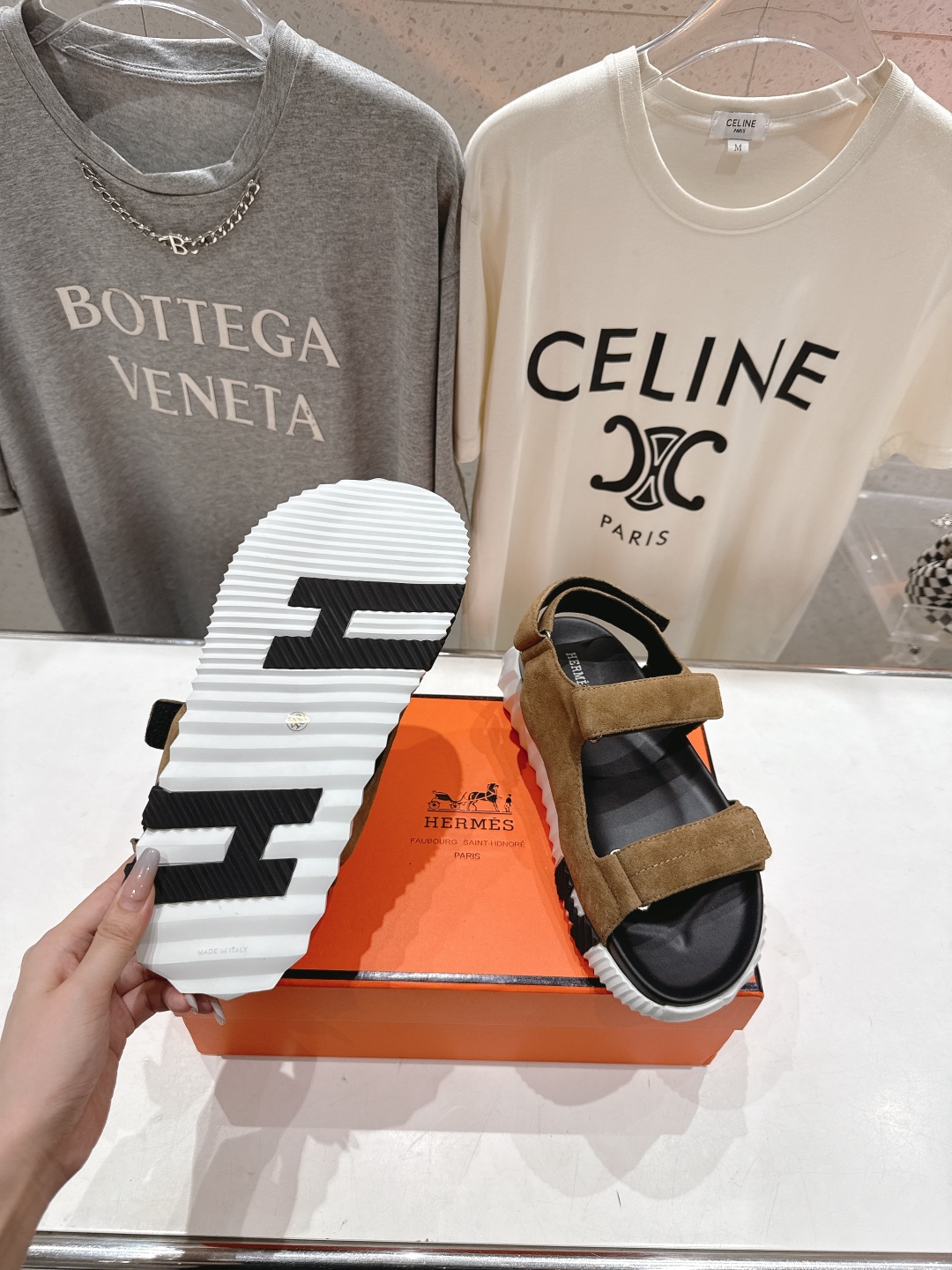 高版本出厂 情侣款
   Hermes/爱马仕H家2025ssF023夏季凉拖系列经典款鞋型情侣款凉鞋
