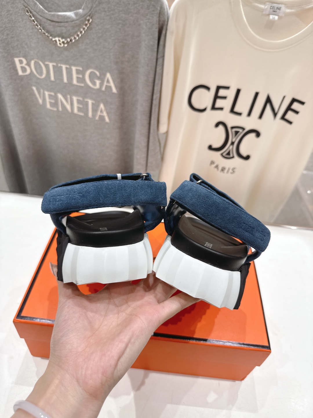 高版本出厂 情侣款
   Hermes/爱马仕H家2025ssF023夏季凉拖系列经典款鞋型情侣款凉鞋
