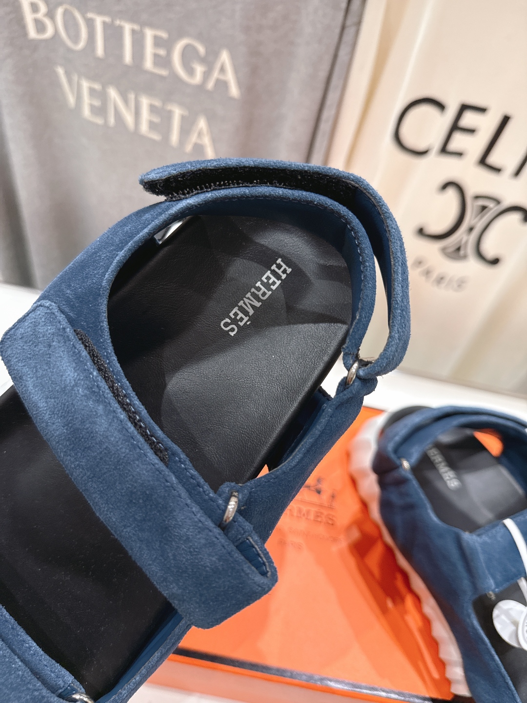 高版本出厂 情侣款
   Hermes/爱马仕H家2025ssF023夏季凉拖系列经典款鞋型情侣款凉鞋
