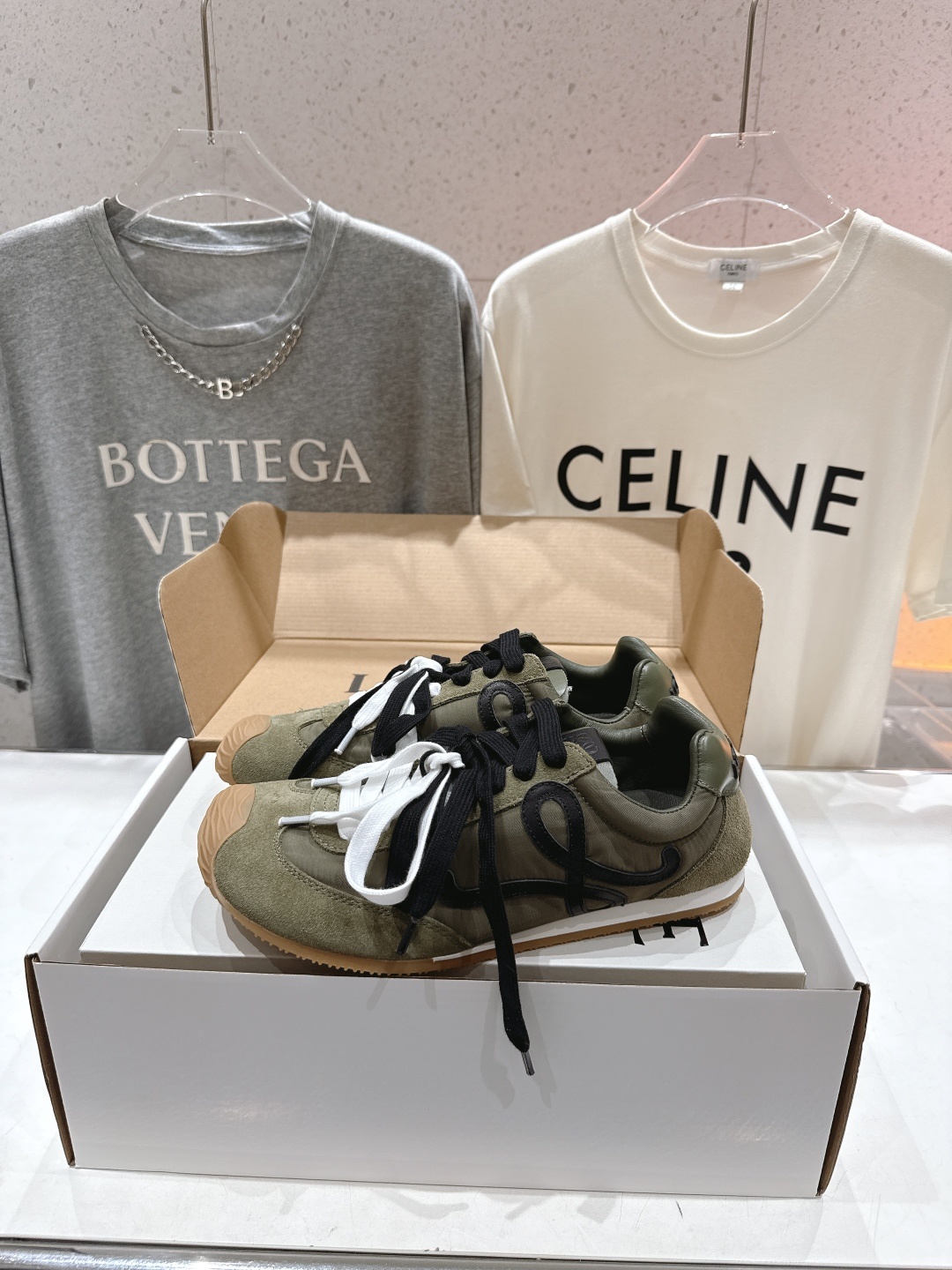 高版本出厂
LOEWE罗意威二代Ballet Runner升级2.0给足界一些震撼,2025早春B