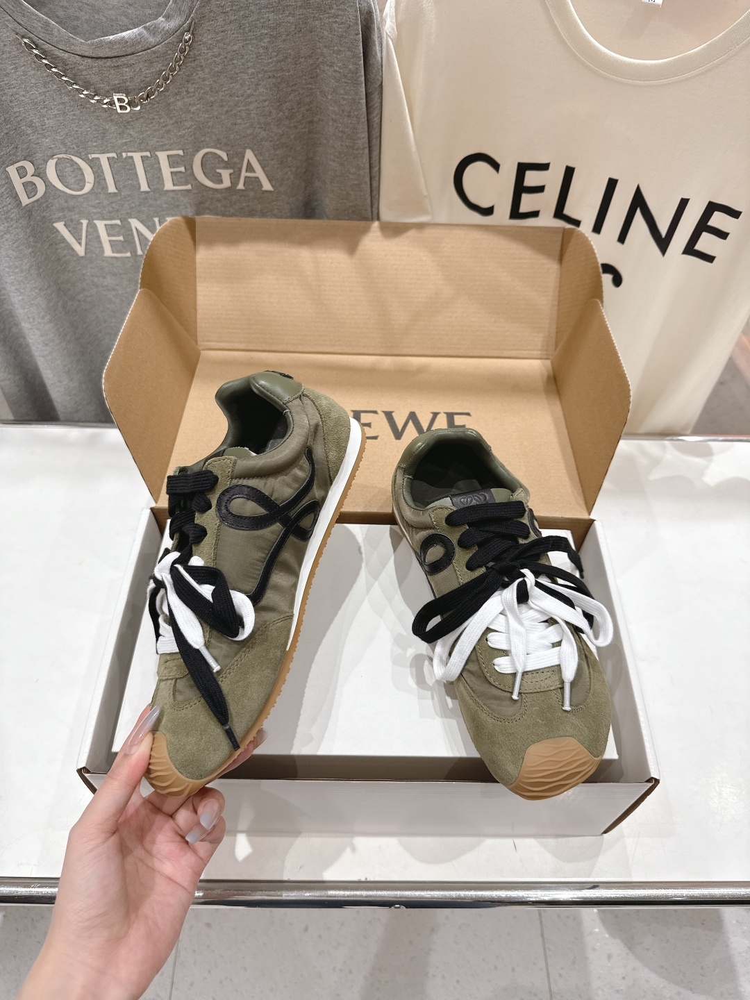 高版本出厂
LOEWE罗意威二代Ballet Runner升级2.0给足界一些震撼,2025早春B