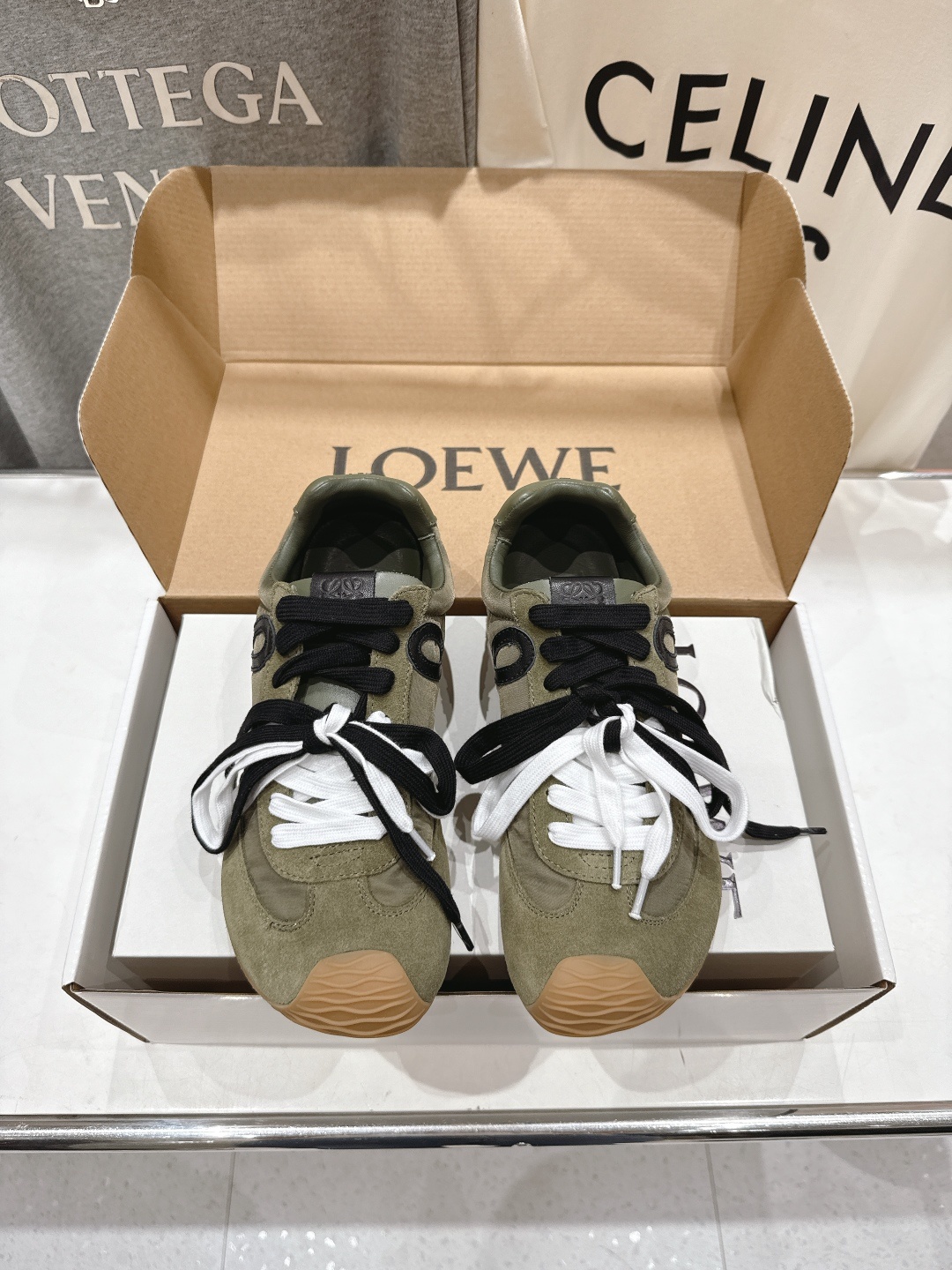 高版本出厂
LOEWE罗意威二代Ballet Runner升级2.0给足界一些震撼,2025早春B