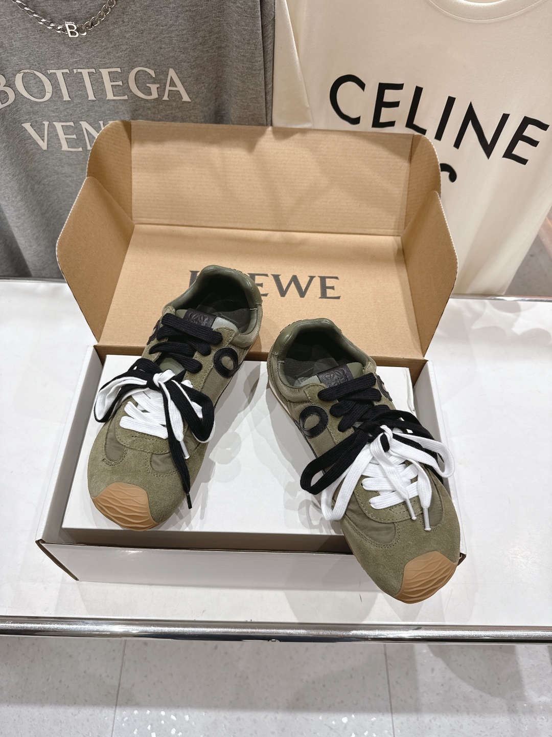 高版本出厂
LOEWE罗意威二代Ballet Runner升级2.0给足界一些震撼,2025早春B