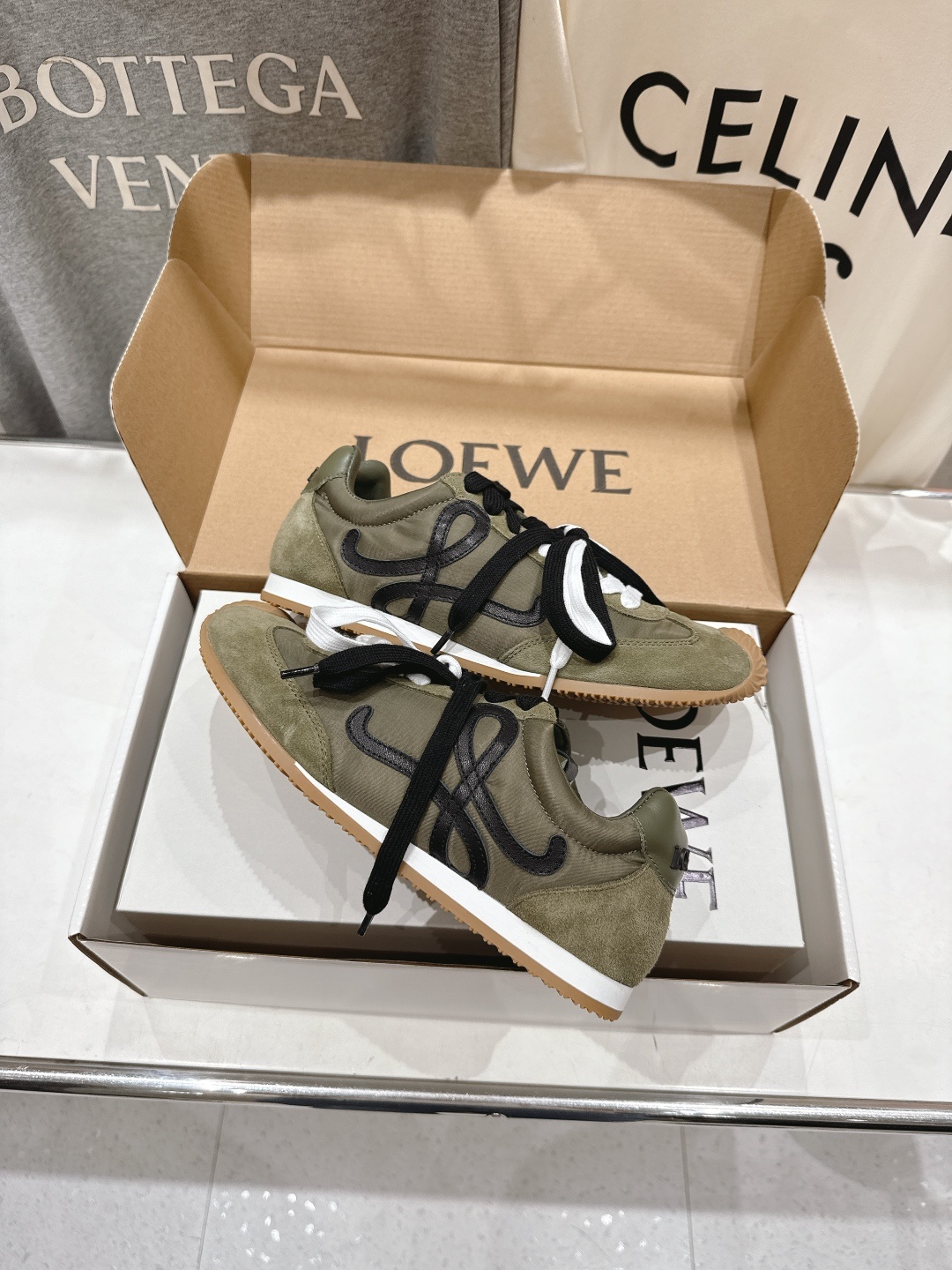高版本出厂
LOEWE罗意威二代Ballet Runner升级2.0给足界一些震撼,2025早春B