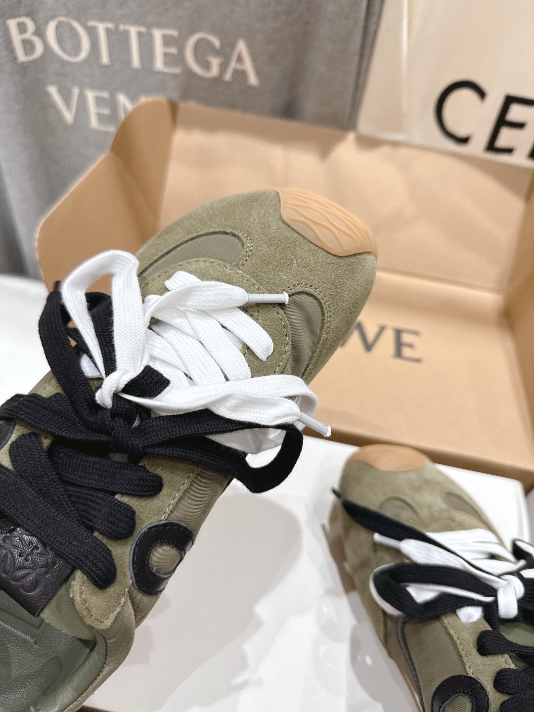 高版本出厂
LOEWE罗意威二代Ballet Runner升级2.0给足界一些震撼,2025早春B