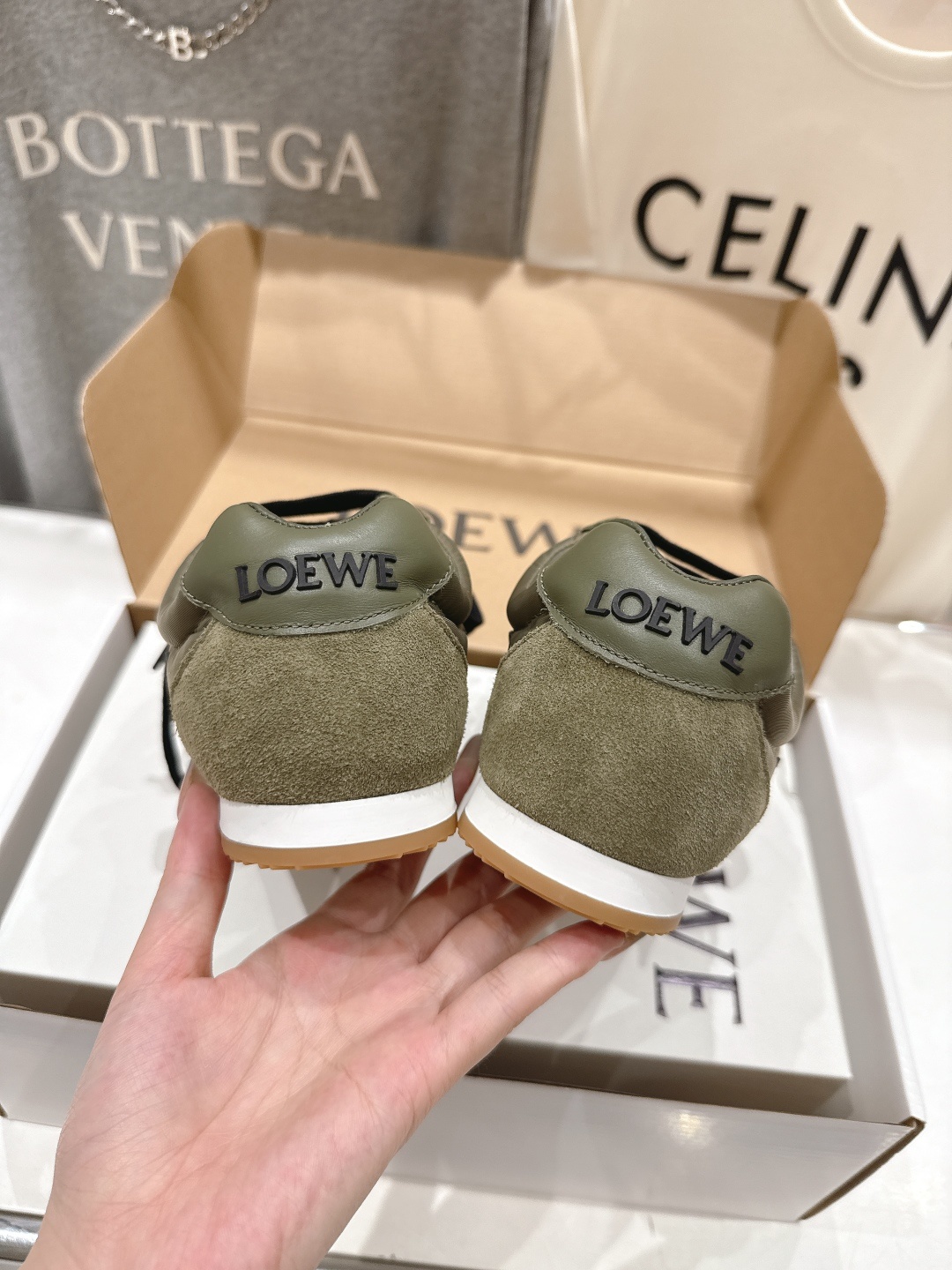 高版本出厂
LOEWE罗意威二代Ballet Runner升级2.0给足界一些震撼,2025早春B