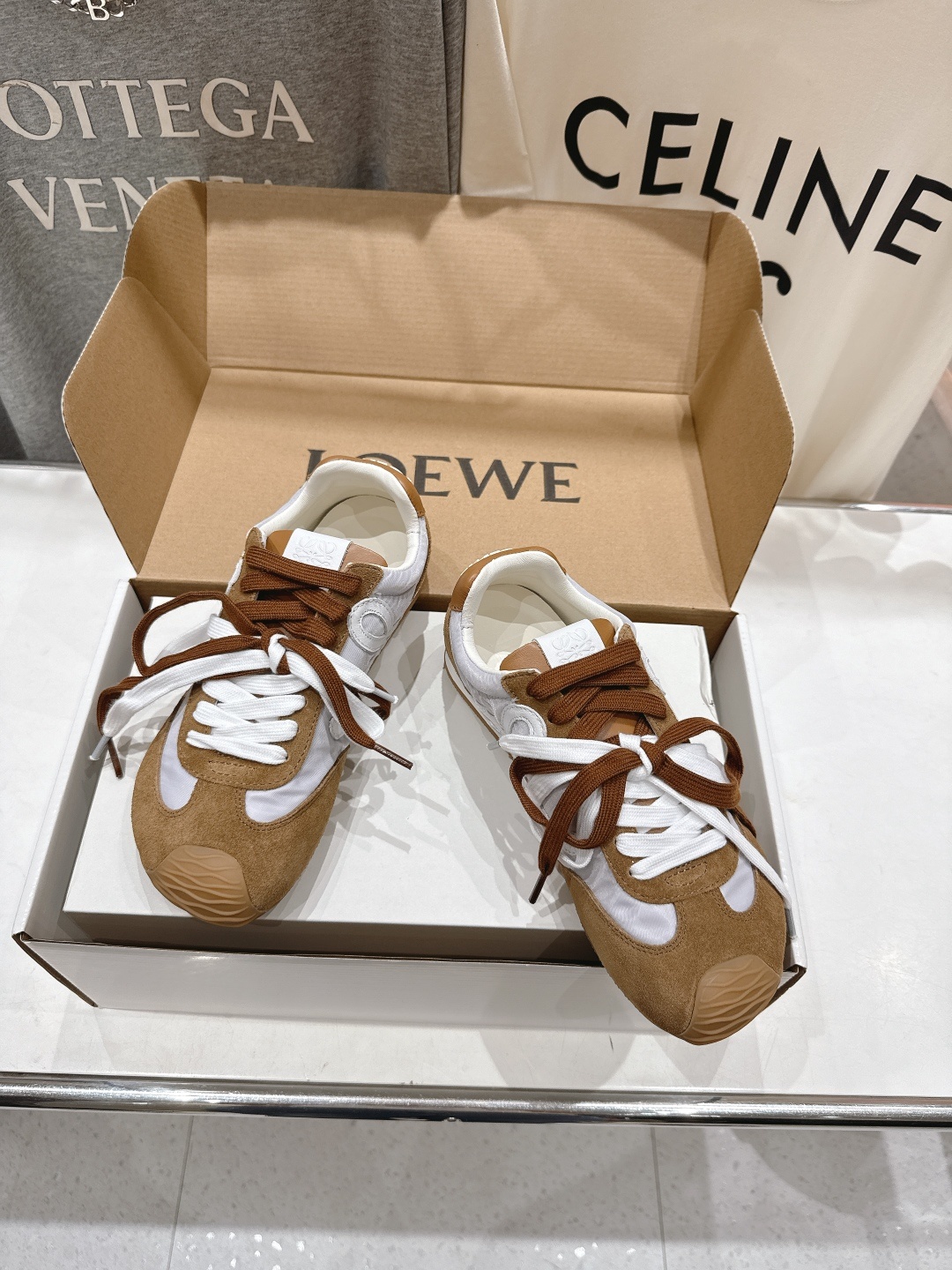 高版本出厂
LOEWE罗意威二代Ballet Runner升级2.0给足界一些震撼,2025早春B