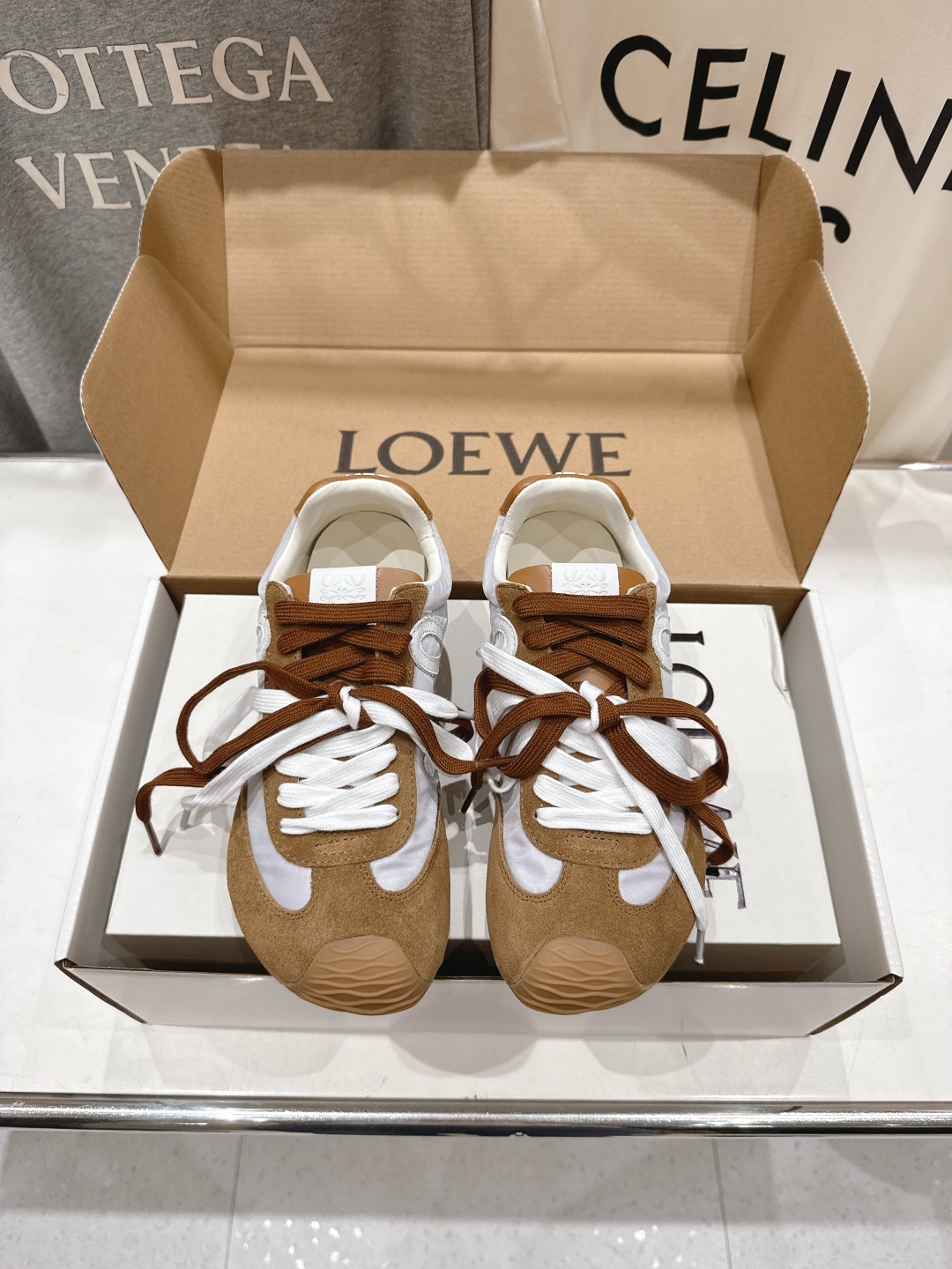高版本出厂
LOEWE罗意威二代Ballet Runner升级2.0给足界一些震撼,2025早春B