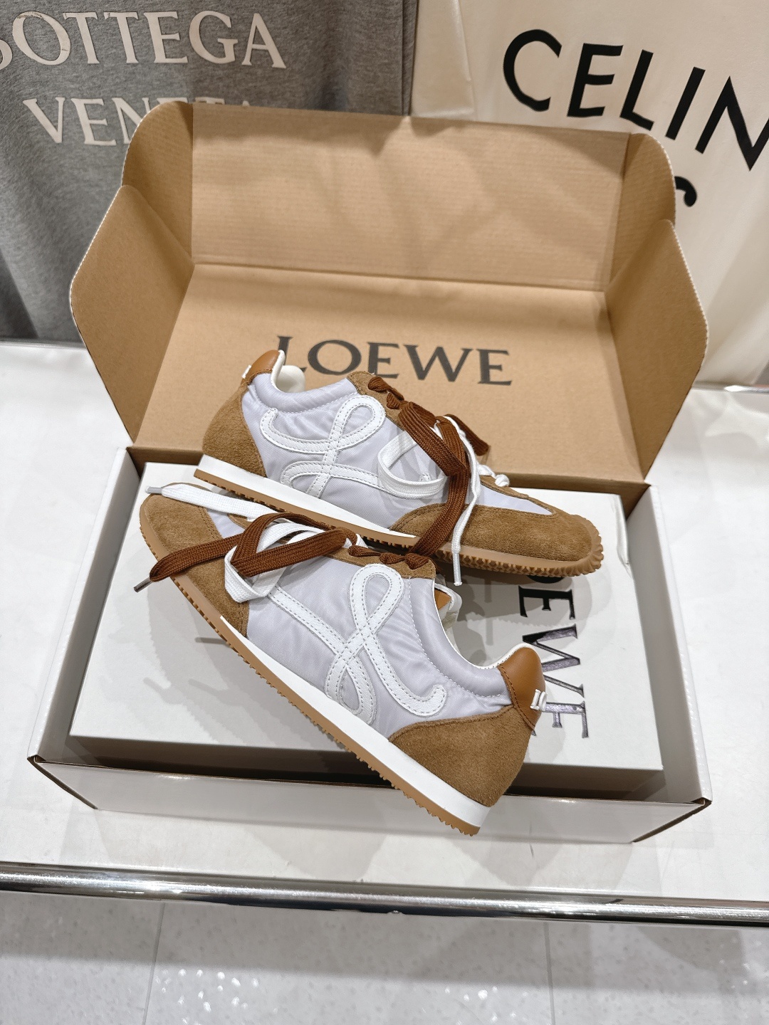 高版本出厂
LOEWE罗意威二代Ballet Runner升级2.0给足界一些震撼,2025早春B