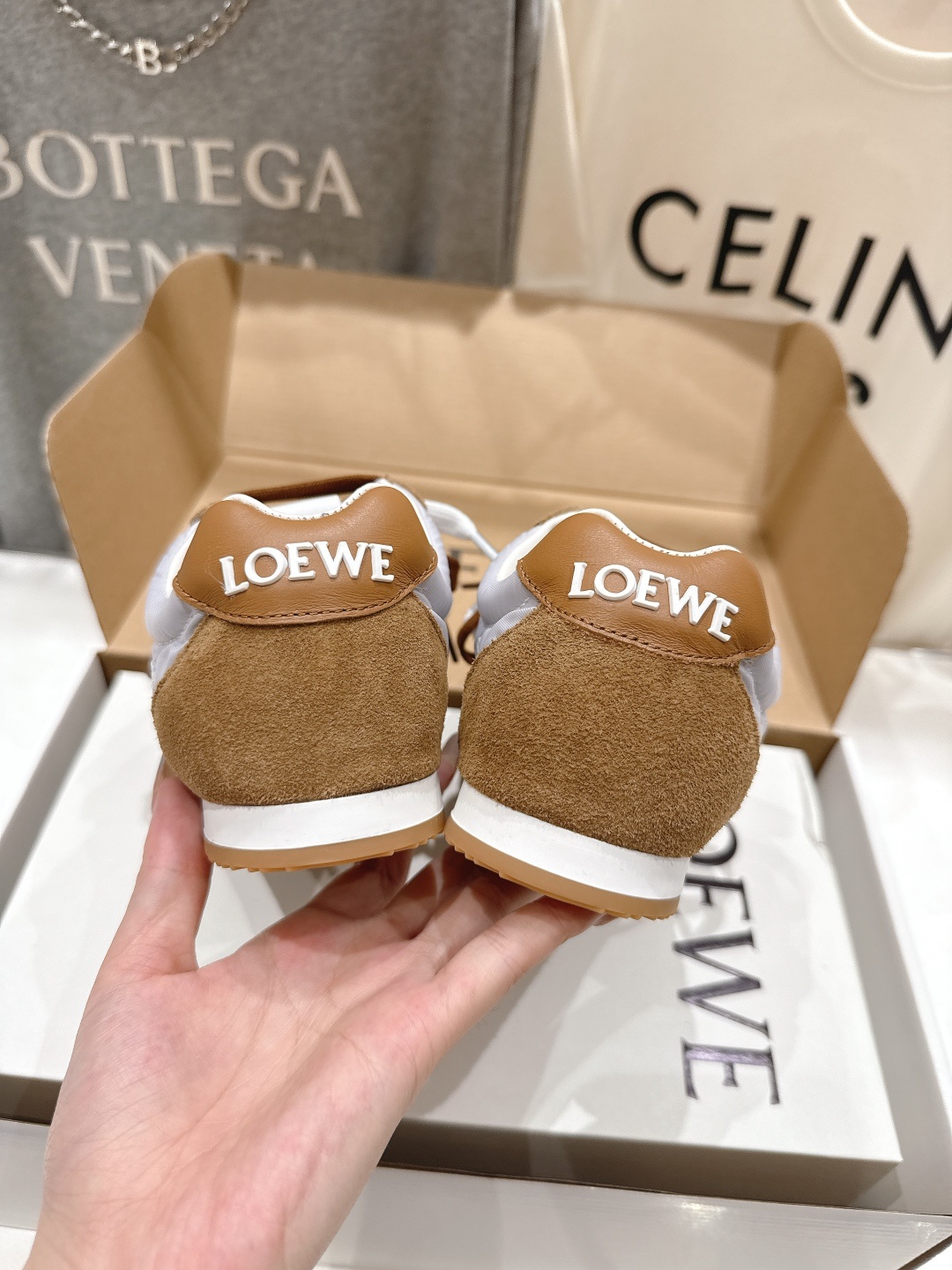 高版本出厂
LOEWE罗意威二代Ballet Runner升级2.0给足界一些震撼,2025早春B