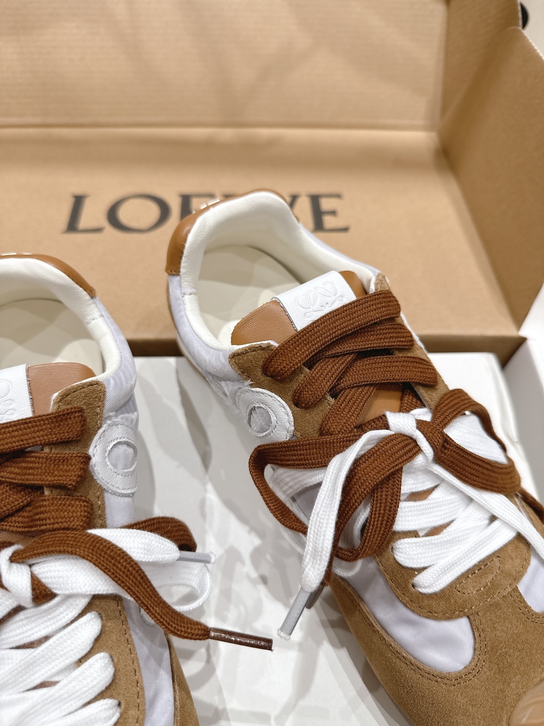 高版本出厂
LOEWE罗意威二代Ballet Runner升级2.0给足界一些震撼,2025早春B