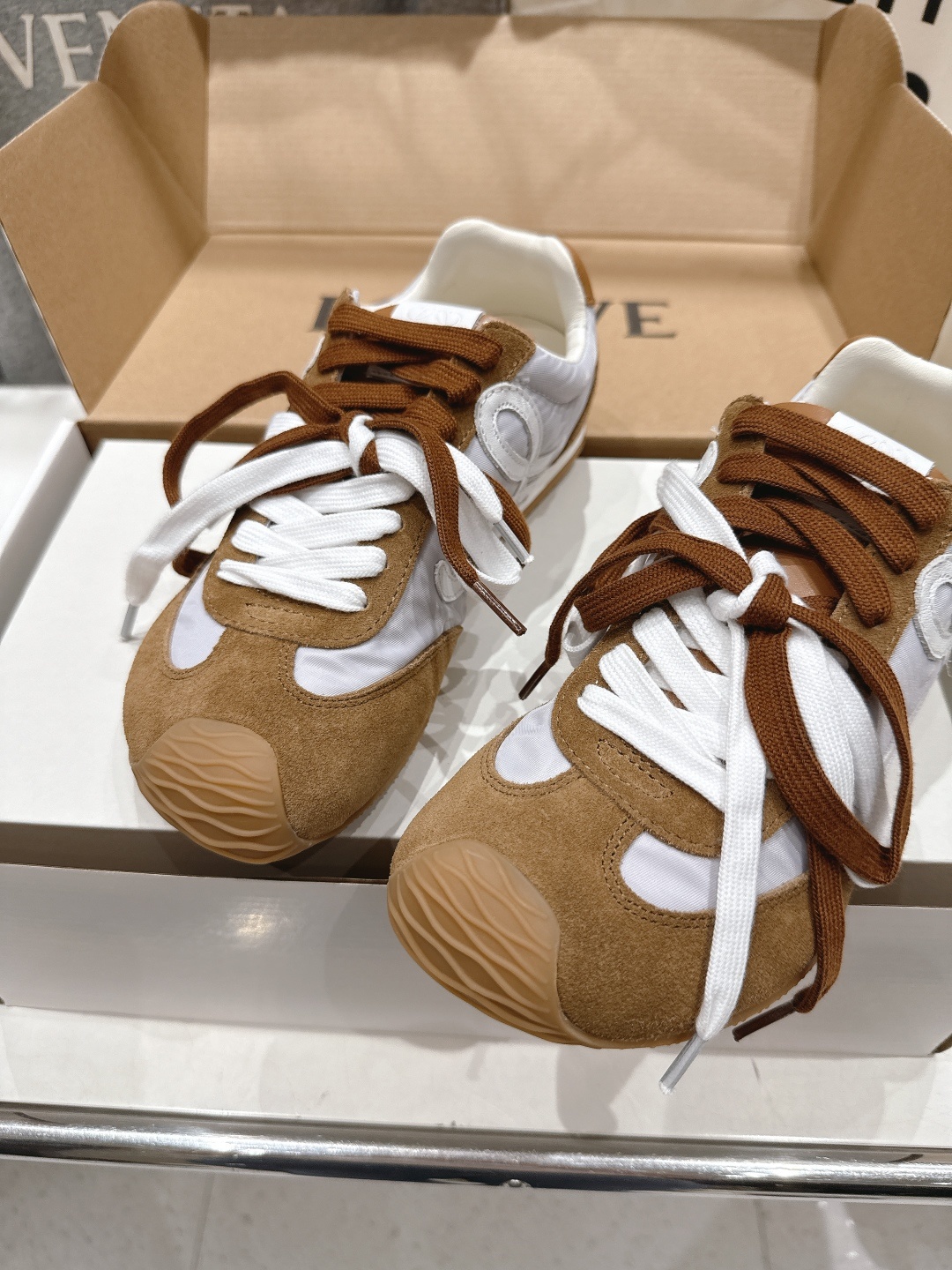 高版本出厂
LOEWE罗意威二代Ballet Runner升级2.0给足界一些震撼,2025早春B