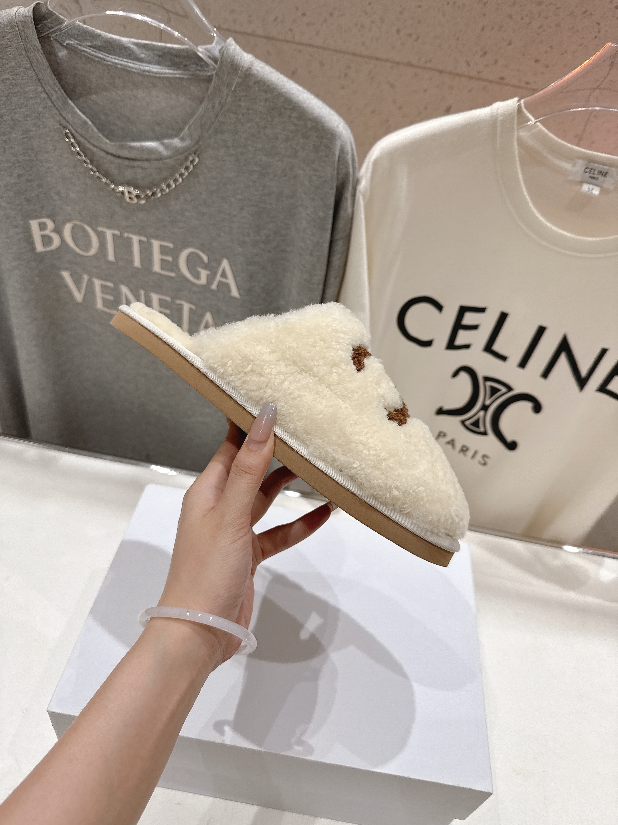 高版本出厂
  Celine/塞琳 2025ss新款平底勃肯半包羊毛拖鞋🐏，上脚非常舒适保暖
这一季的赛