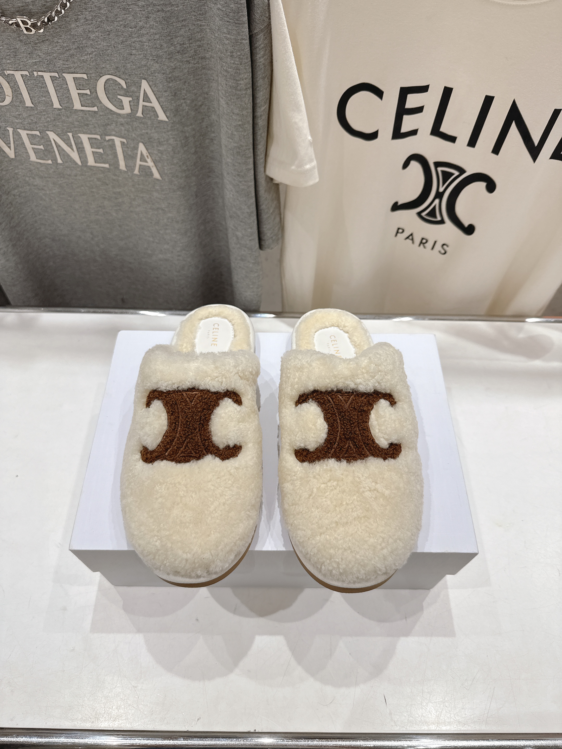 高版本出厂
  Celine/塞琳 2025ss新款平底勃肯半包羊毛拖鞋🐏，上脚非常舒适保暖
这一季的赛