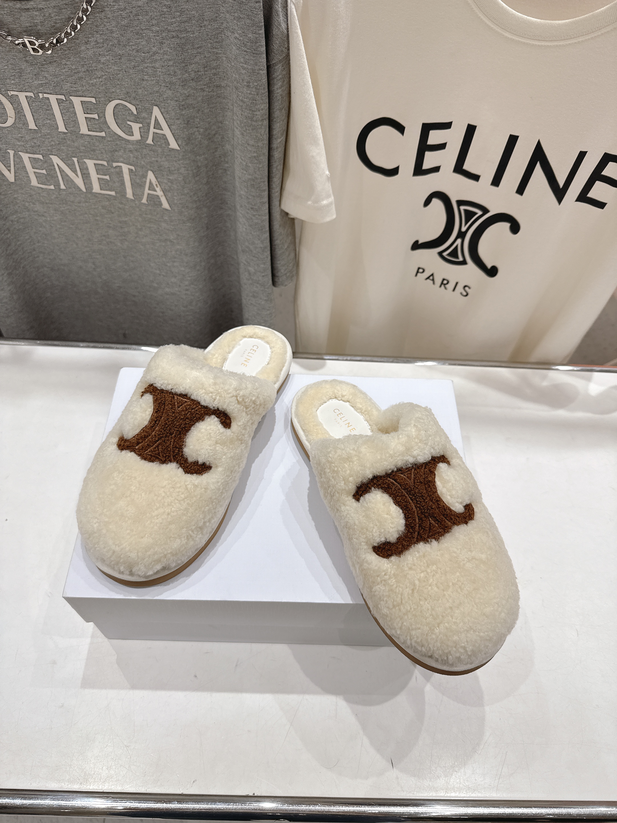 高版本出厂
  Celine/塞琳 2025ss新款平底勃肯半包羊毛拖鞋🐏，上脚非常舒适保暖
这一季的赛
