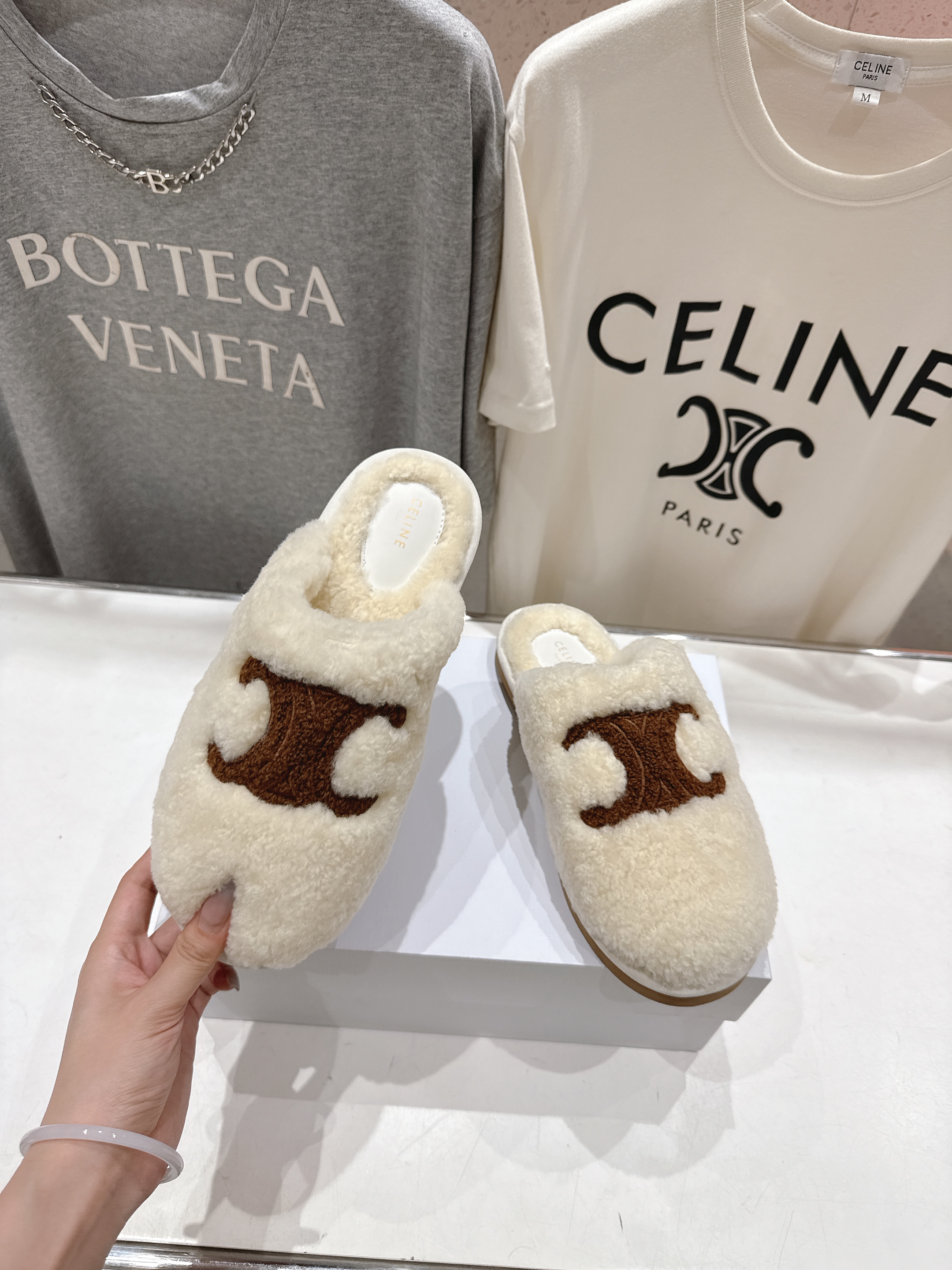 高版本出厂
  Celine/塞琳 2025ss新款平底勃肯半包羊毛拖鞋🐏，上脚非常舒适保暖
这一季的赛
