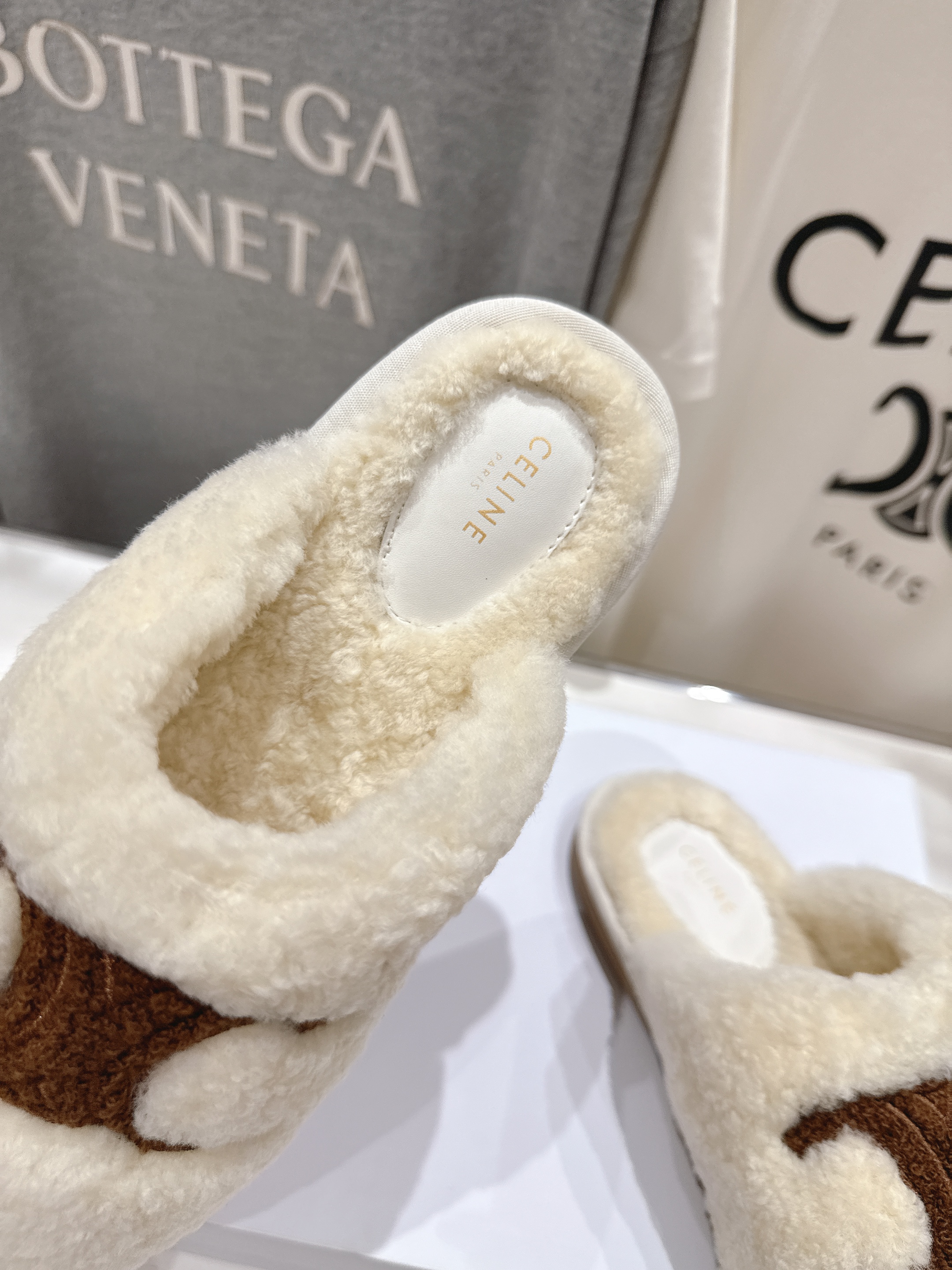 高版本出厂
  Celine/塞琳 2025ss新款平底勃肯半包羊毛拖鞋🐏，上脚非常舒适保暖
这一季的赛