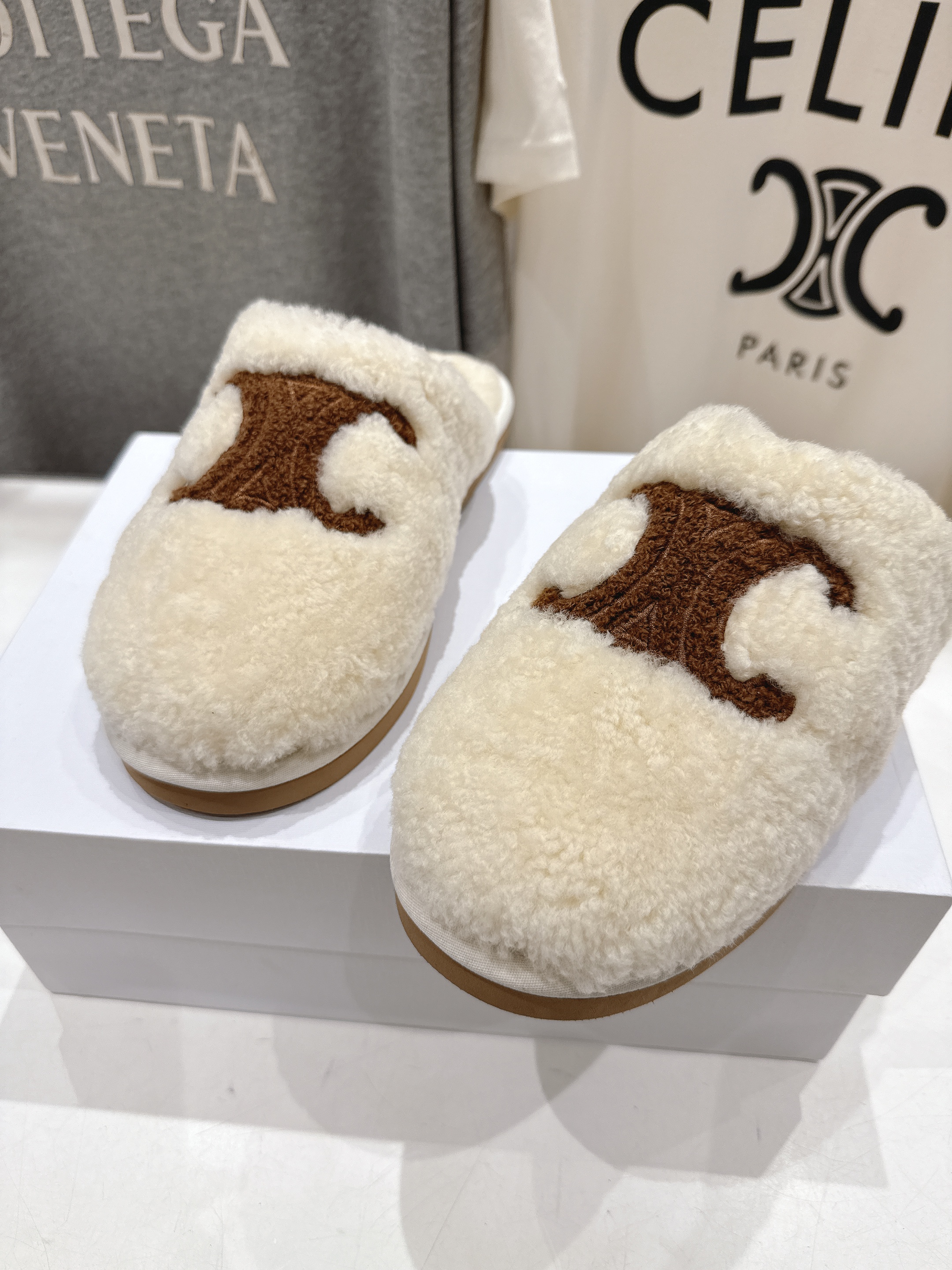 高版本出厂
  Celine/塞琳 2025ss新款平底勃肯半包羊毛拖鞋🐏，上脚非常舒适保暖
这一季的赛
