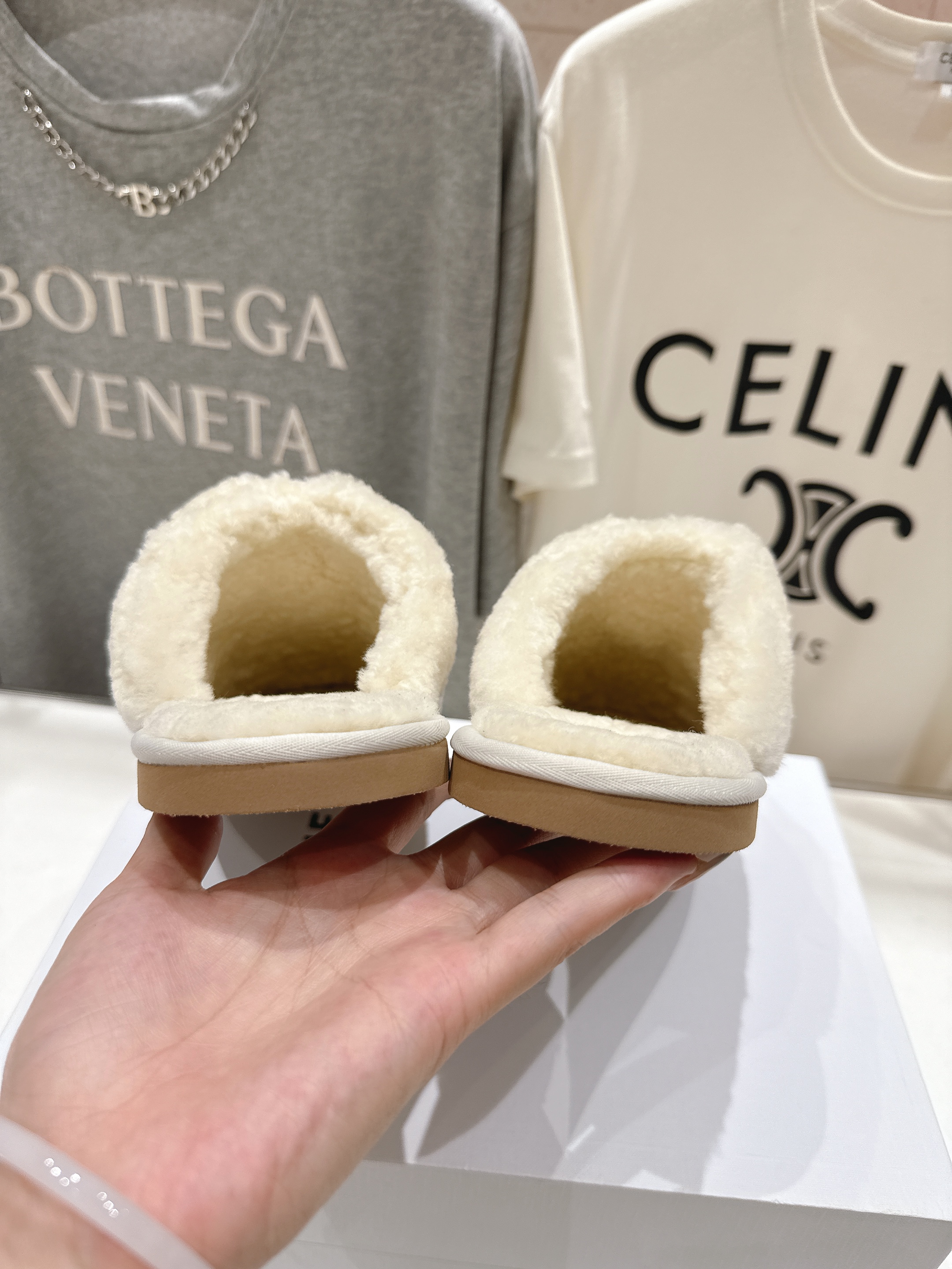 高版本出厂
  Celine/塞琳 2025ss新款平底勃肯半包羊毛拖鞋🐏，上脚非常舒适保暖
这一季的赛