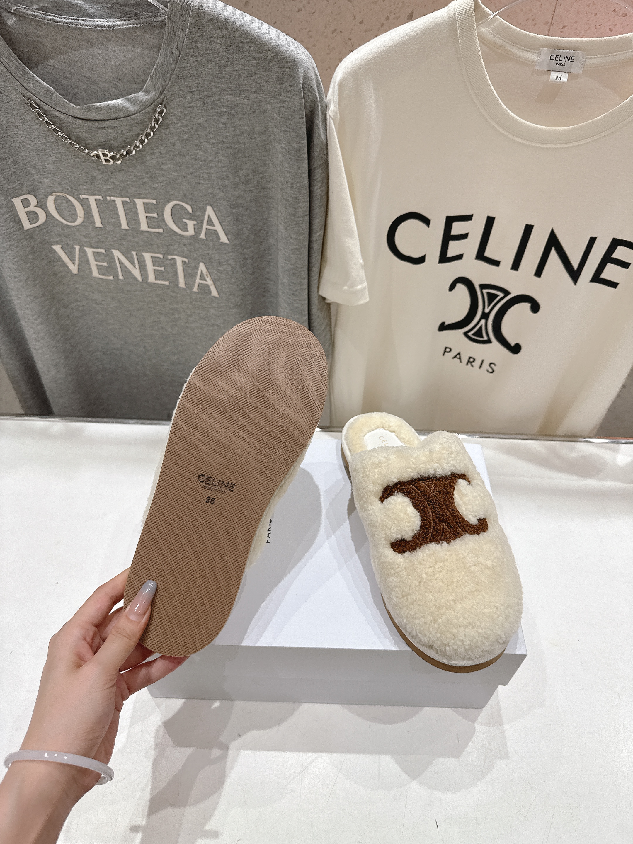 高版本出厂
  Celine/塞琳 2025ss新款平底勃肯半包羊毛拖鞋🐏，上脚非常舒适保暖
这一季的赛