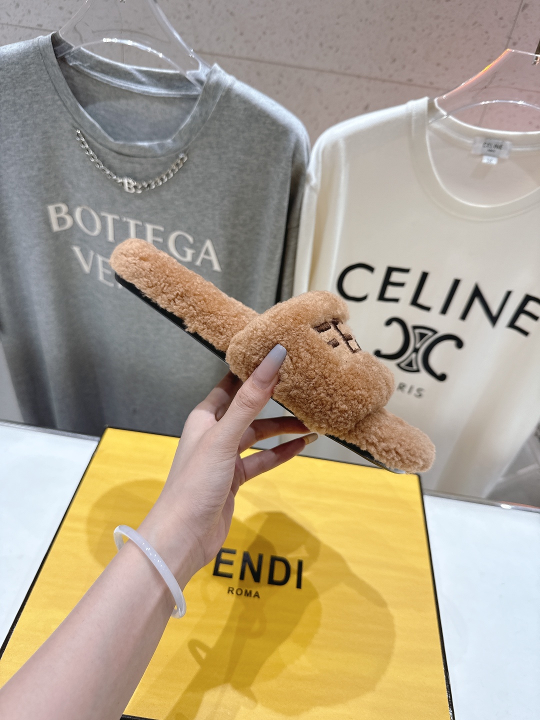 高版本出厂  
  Fendi/芬迪2025ss秋冬新款居家平底毛毛拖鞋，真是好玩好看好萌哒
原版复刻精