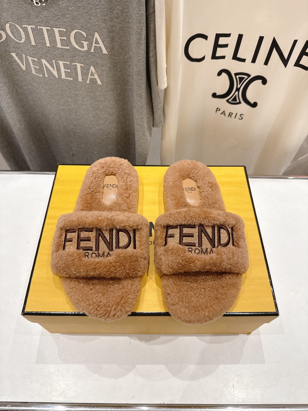 高版本出厂  
  Fendi/芬迪2025ss秋冬新款居家平底毛毛拖鞋，真是好玩好看好萌哒
原版复刻精