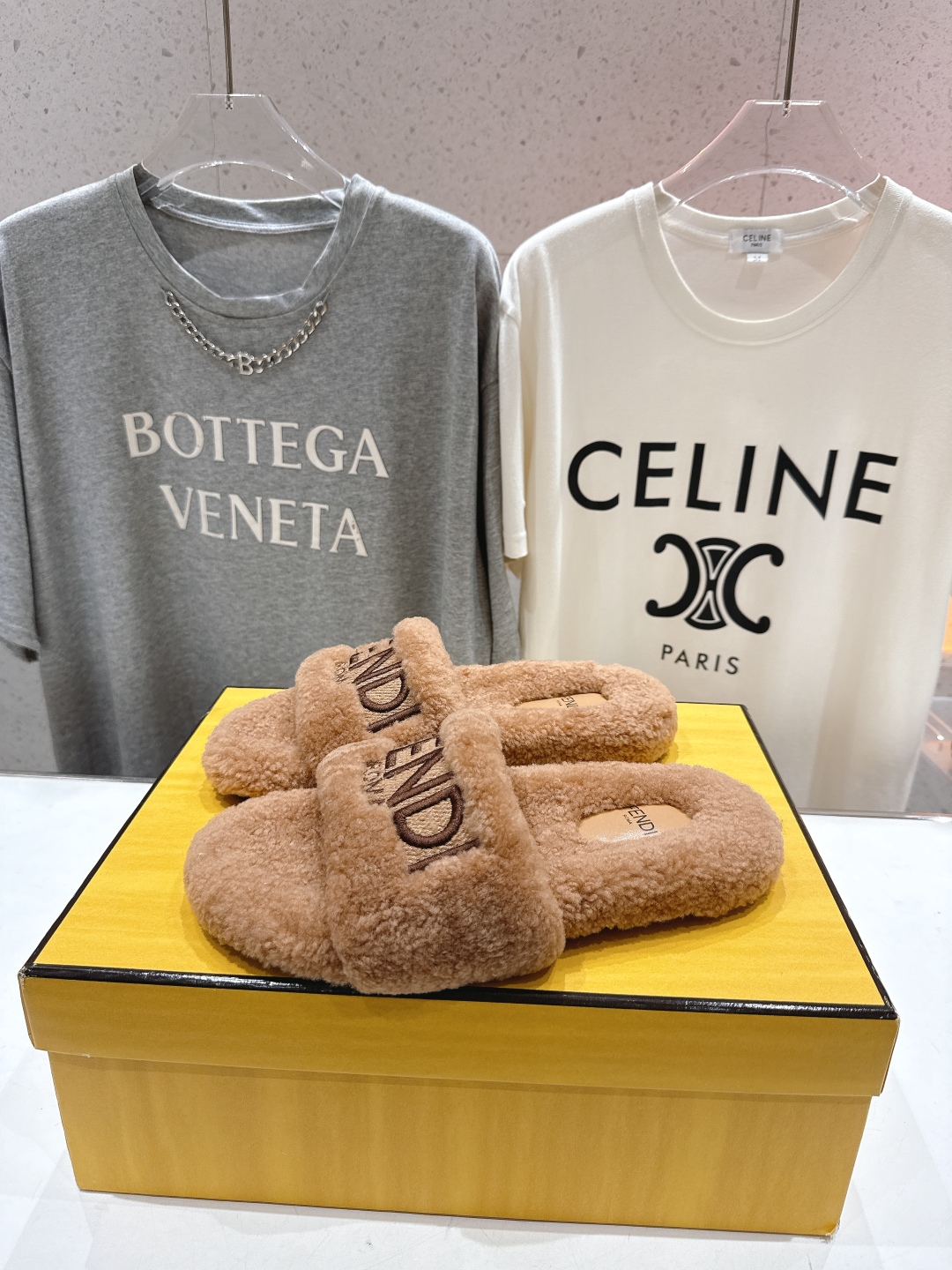 高版本出厂  
  Fendi/芬迪2025ss秋冬新款居家平底毛毛拖鞋，真是好玩好看好萌哒
原版复刻精