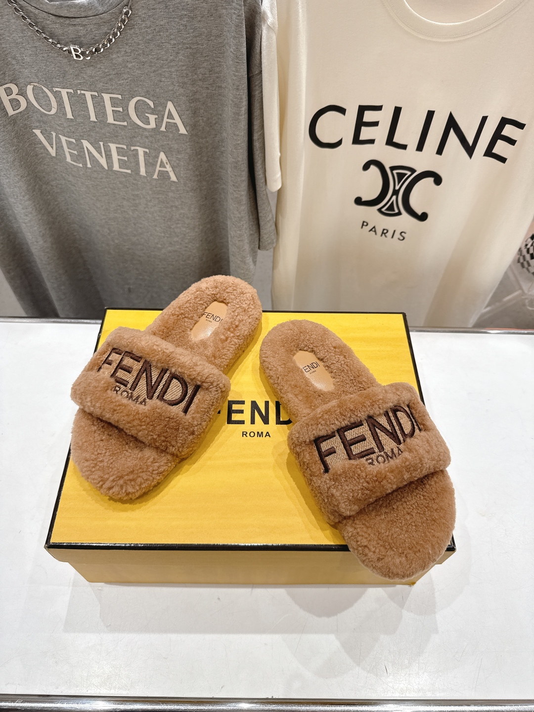 高版本出厂  
  Fendi/芬迪2025ss秋冬新款居家平底毛毛拖鞋，真是好玩好看好萌哒
原版复刻精