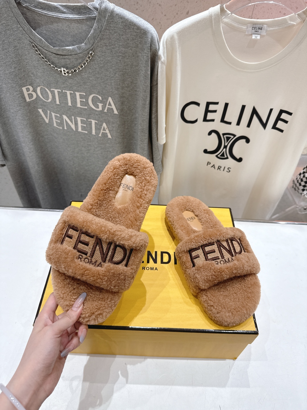 高版本出厂  
  Fendi/芬迪2025ss秋冬新款居家平底毛毛拖鞋，真是好玩好看好萌哒
原版复刻精