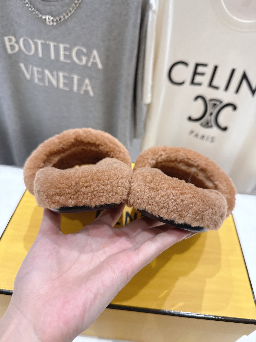 高版本出厂  
  Fendi/芬迪2025ss秋冬新款居家平底毛毛拖鞋，真是好玩好看好萌哒
原版复刻精