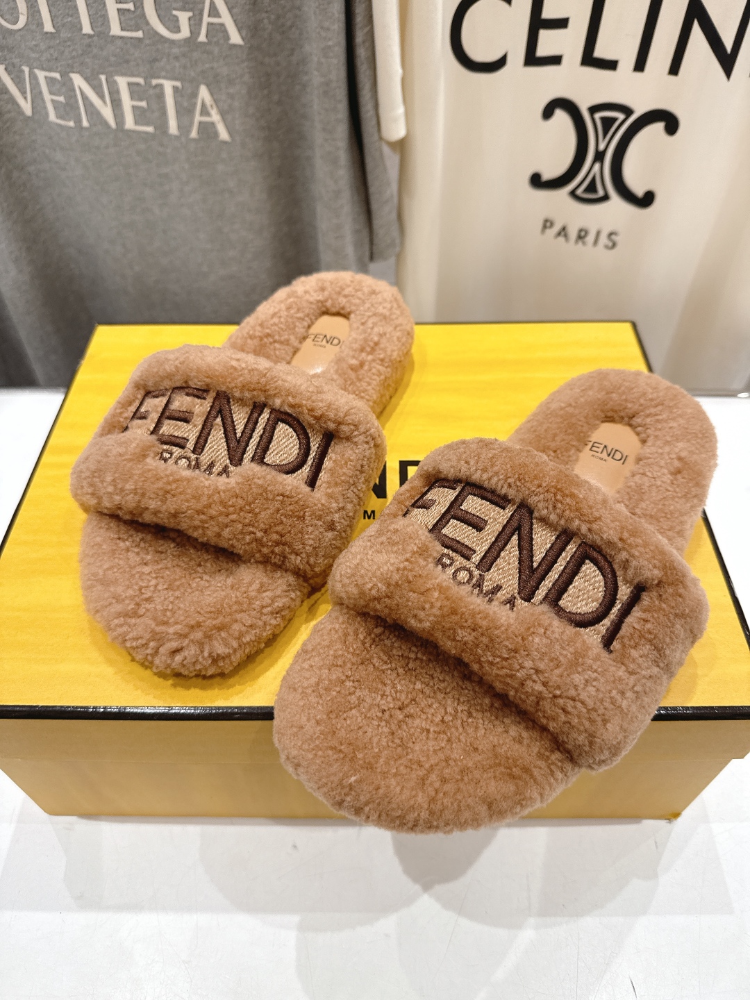 高版本出厂  
  Fendi/芬迪2025ss秋冬新款居家平底毛毛拖鞋，真是好玩好看好萌哒
原版复刻精