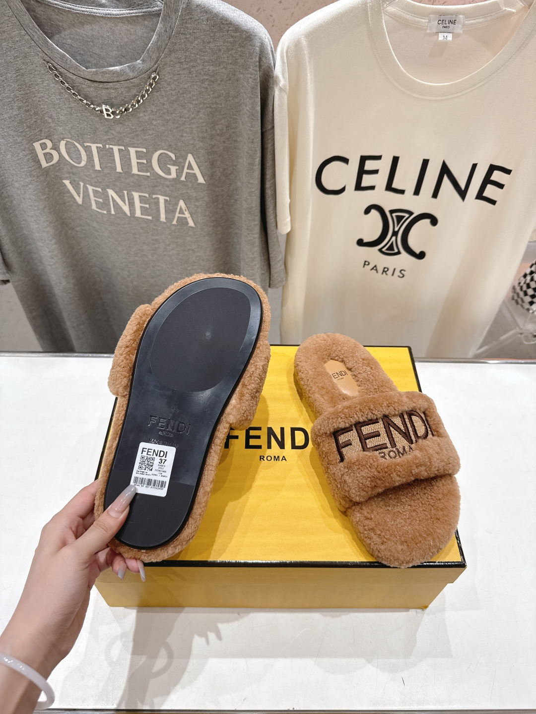 高版本出厂  
  Fendi/芬迪2025ss秋冬新款居家平底毛毛拖鞋，真是好玩好看好萌哒
原版复刻精