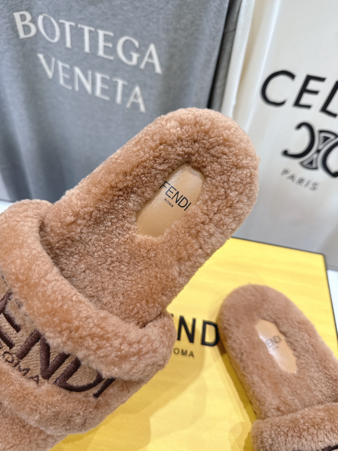 高版本出厂  
  Fendi/芬迪2025ss秋冬新款居家平底毛毛拖鞋，真是好玩好看好萌哒
原版复刻精