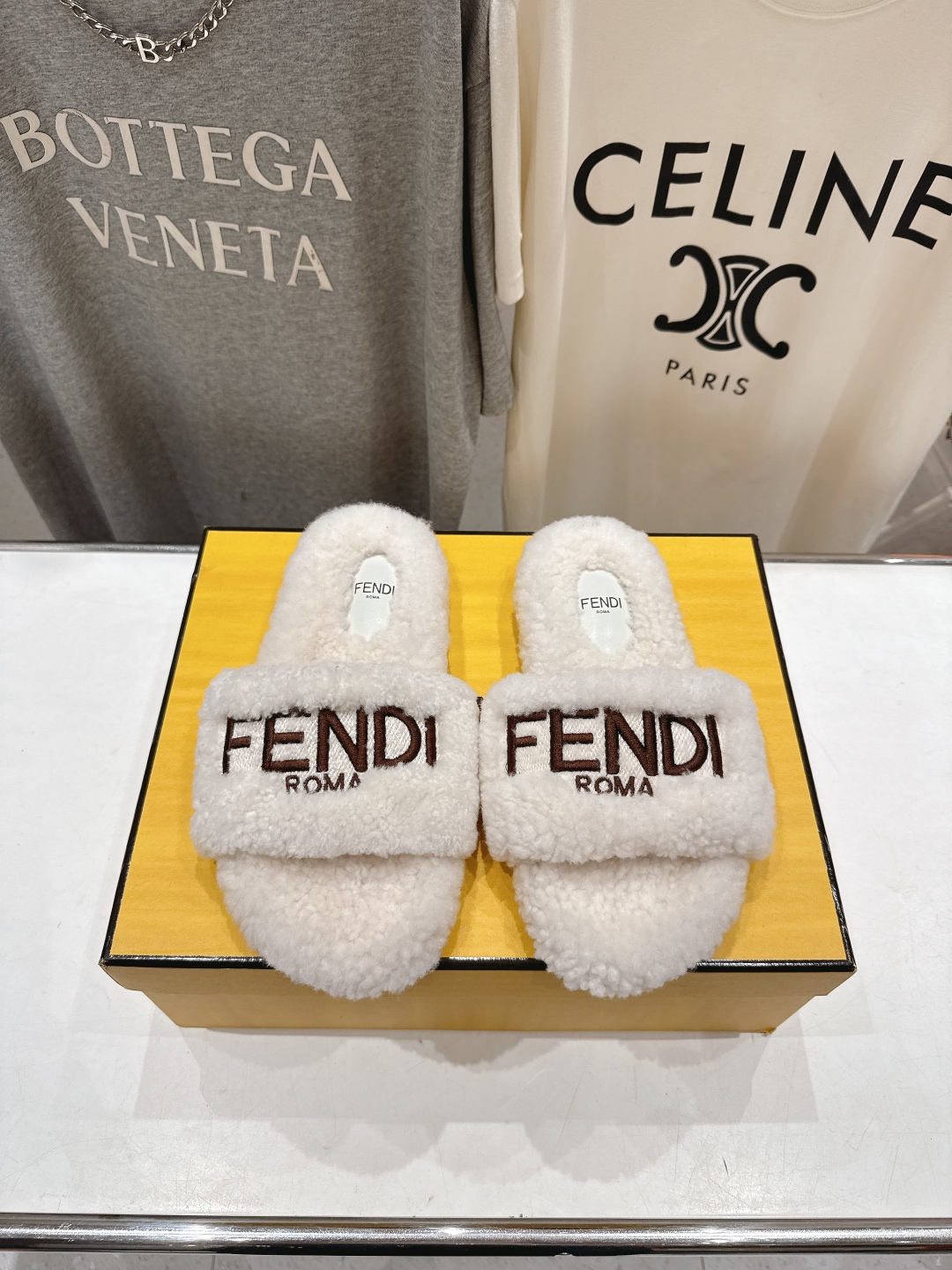 高版本出厂  
  Fendi/芬迪2025ss秋冬新款居家平底毛毛拖鞋，真是好玩好看好萌哒
原版复刻精