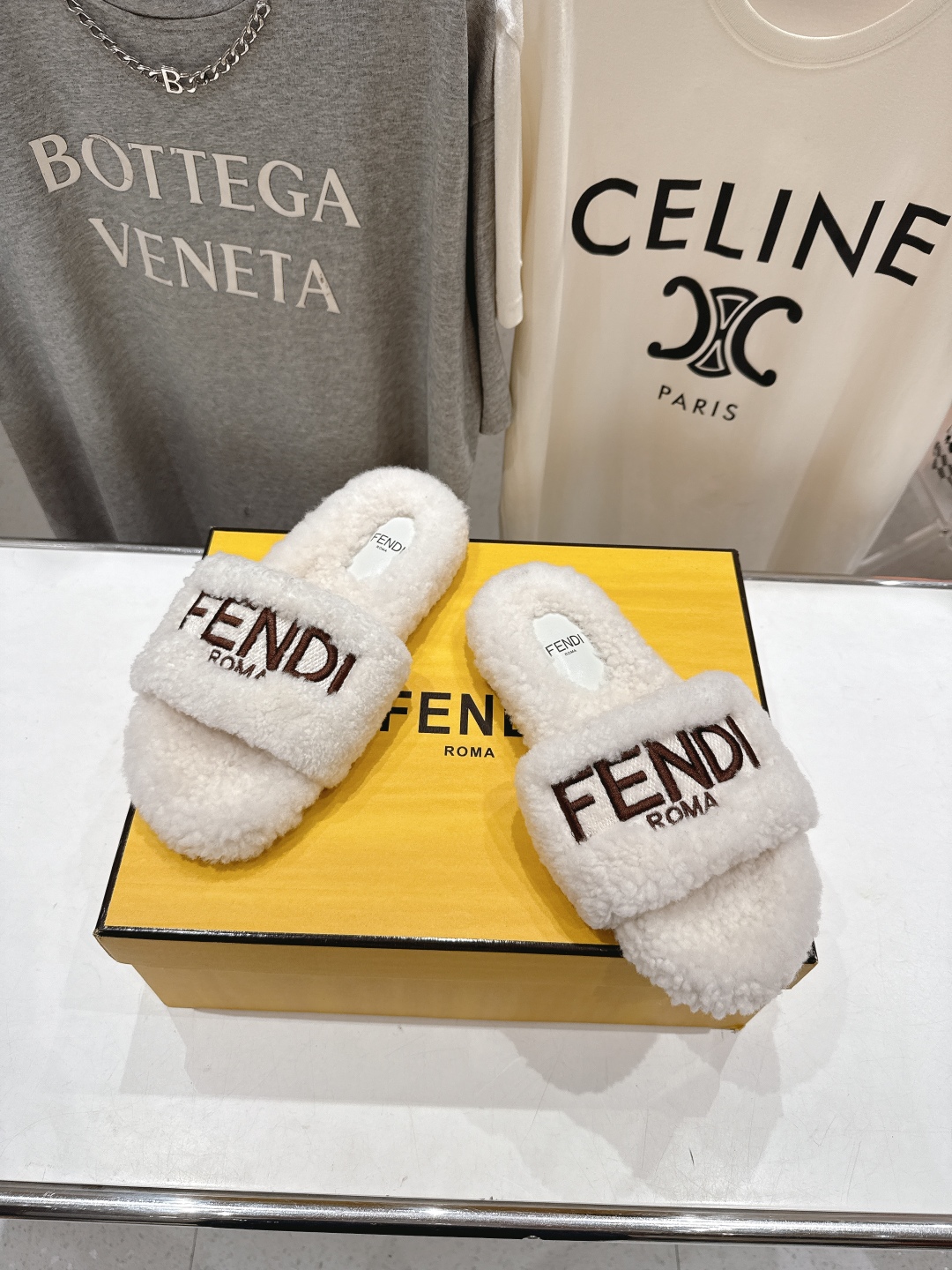 高版本出厂  
  Fendi/芬迪2025ss秋冬新款居家平底毛毛拖鞋，真是好玩好看好萌哒
原版复刻精