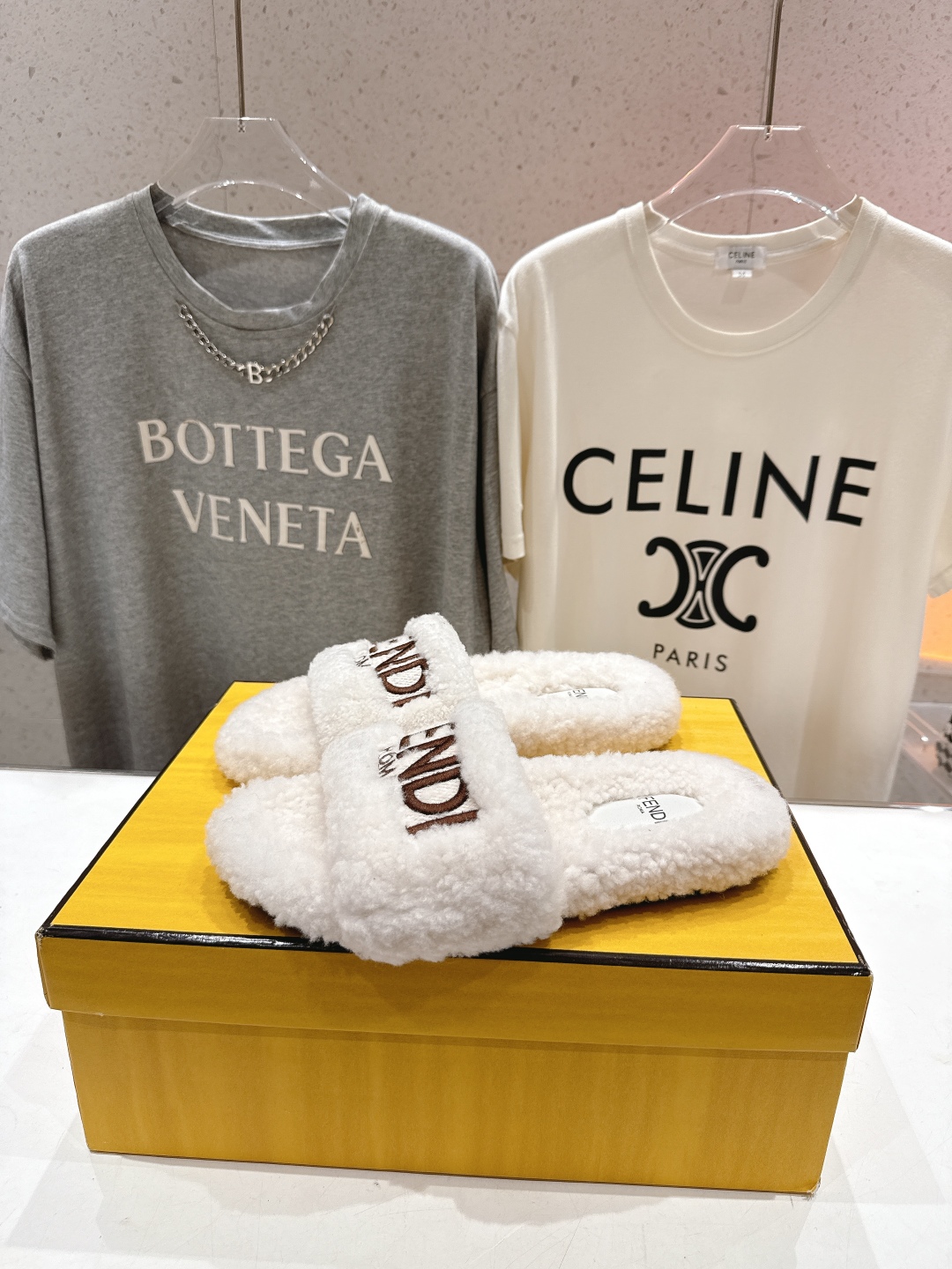 高版本出厂  
  Fendi/芬迪2025ss秋冬新款居家平底毛毛拖鞋，真是好玩好看好萌哒
原版复刻精