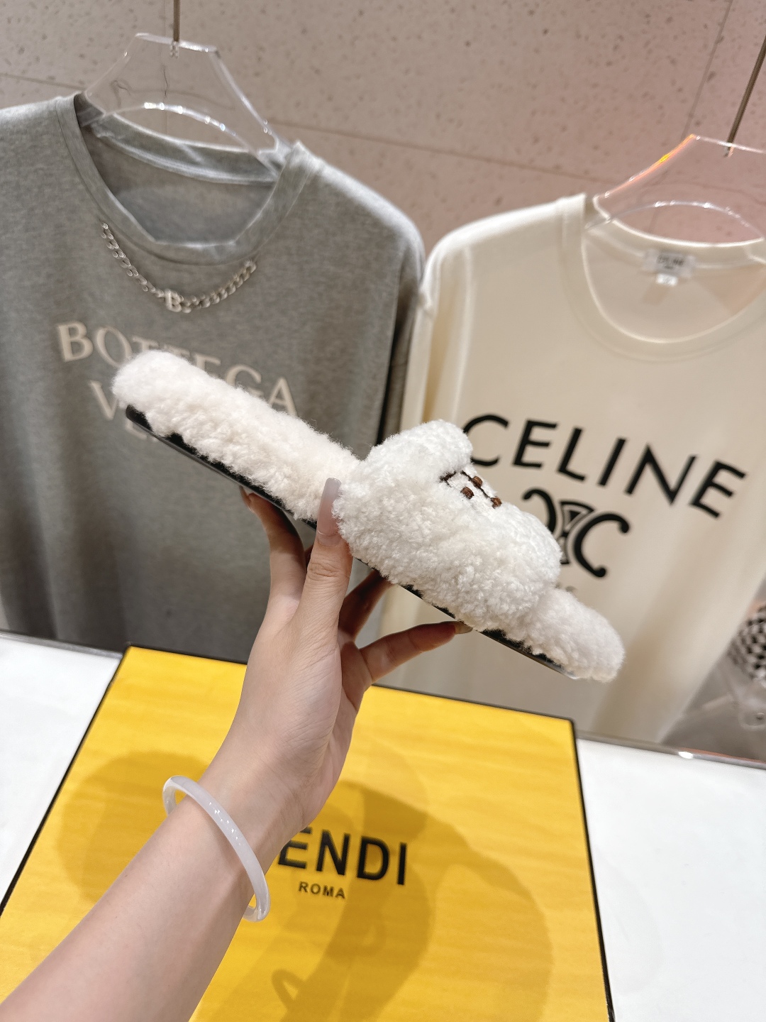 高版本出厂  
  Fendi/芬迪2025ss秋冬新款居家平底毛毛拖鞋，真是好玩好看好萌哒
原版复刻精