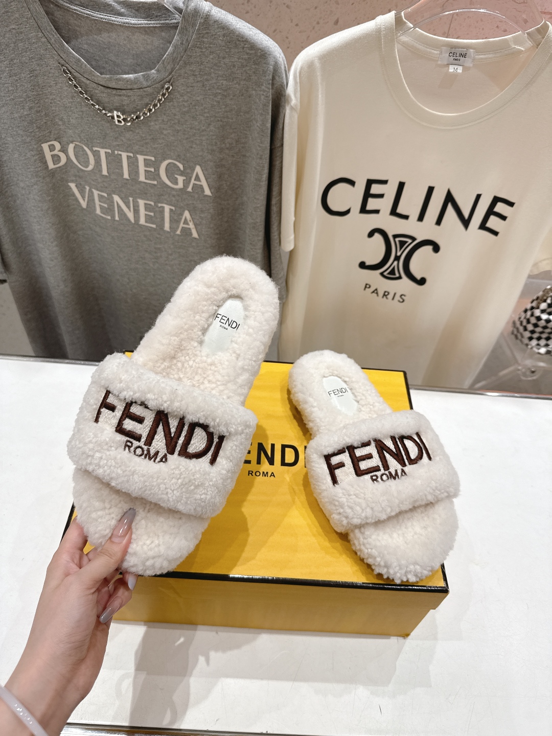 高版本出厂  
  Fendi/芬迪2025ss秋冬新款居家平底毛毛拖鞋，真是好玩好看好萌哒
原版复刻精