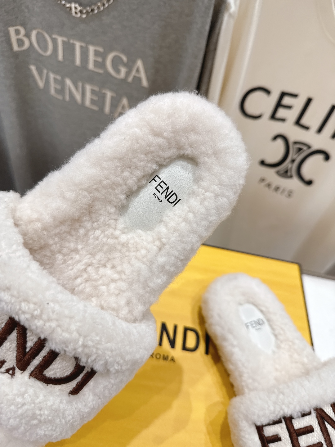 高版本出厂  
  Fendi/芬迪2025ss秋冬新款居家平底毛毛拖鞋，真是好玩好看好萌哒
原版复刻精