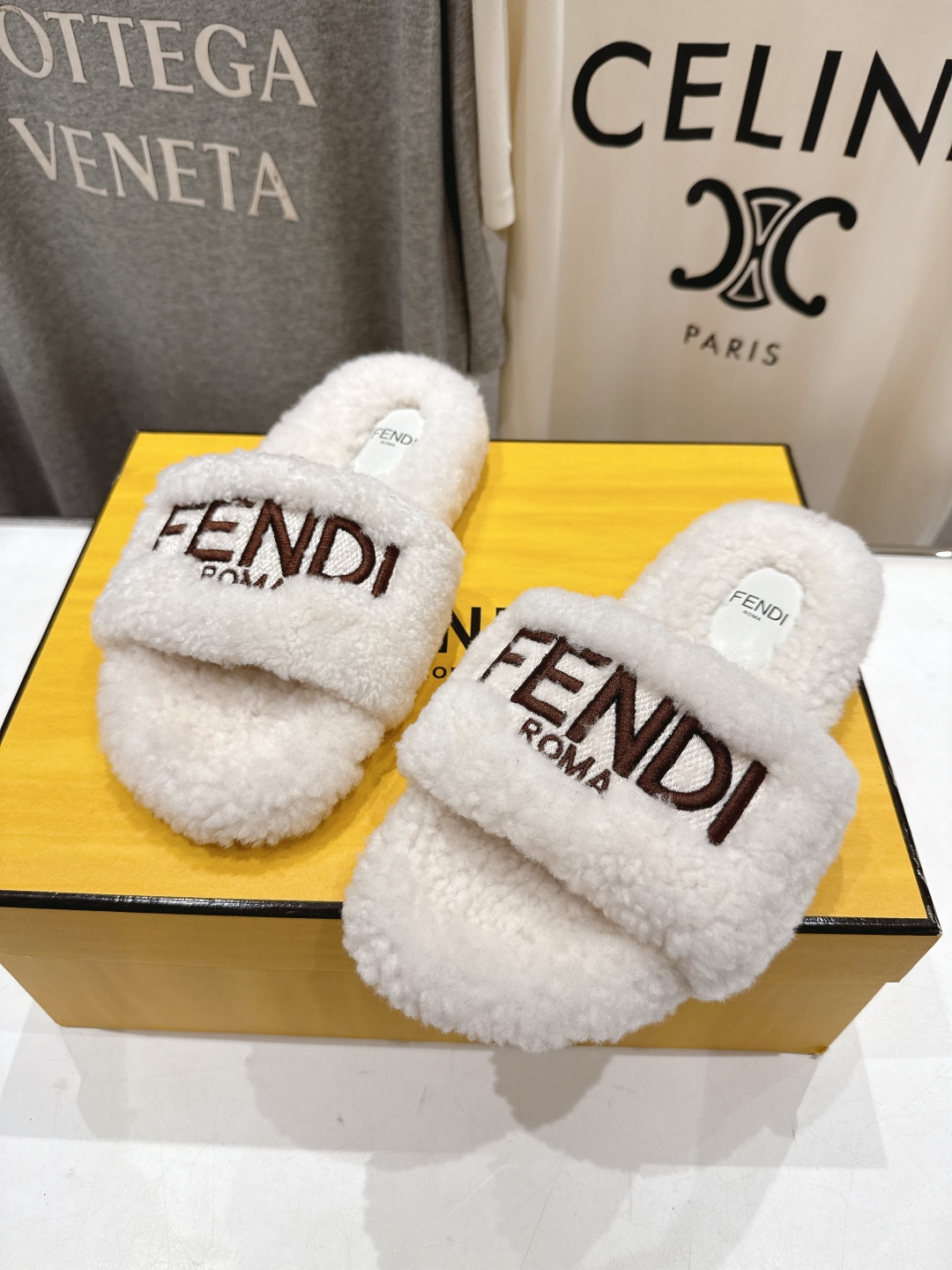 高版本出厂  
  Fendi/芬迪2025ss秋冬新款居家平底毛毛拖鞋，真是好玩好看好萌哒
原版复刻精