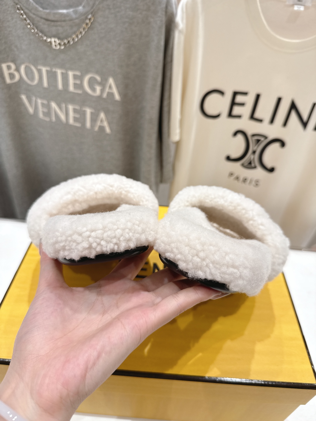 高版本出厂  
  Fendi/芬迪2025ss秋冬新款居家平底毛毛拖鞋，真是好玩好看好萌哒
原版复刻精