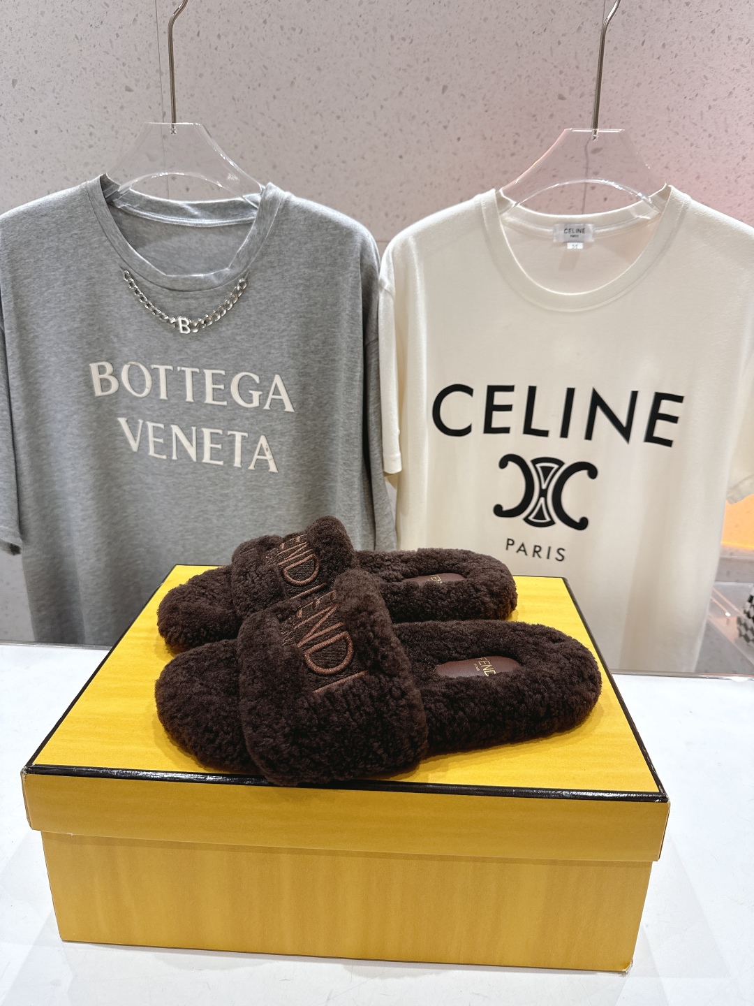 高版本出厂  
  Fendi/芬迪2025ss秋冬新款居家平底毛毛拖鞋，真是好玩好看好萌哒
原版复刻精