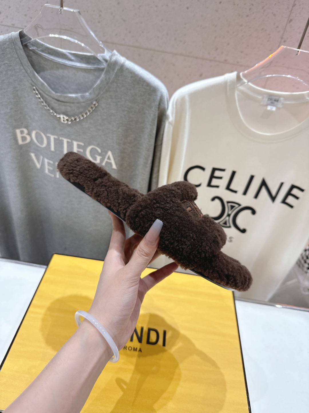 高版本出厂  
  Fendi/芬迪2025ss秋冬新款居家平底毛毛拖鞋，真是好玩好看好萌哒
原版复刻精