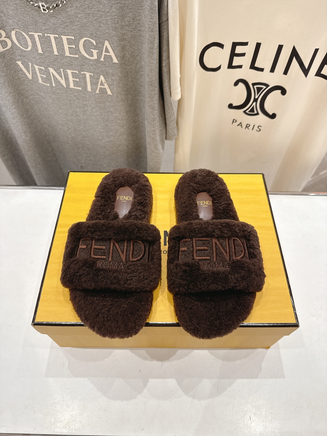 高版本出厂  
  Fendi/芬迪2025ss秋冬新款居家平底毛毛拖鞋，真是好玩好看好萌哒
原版复刻精