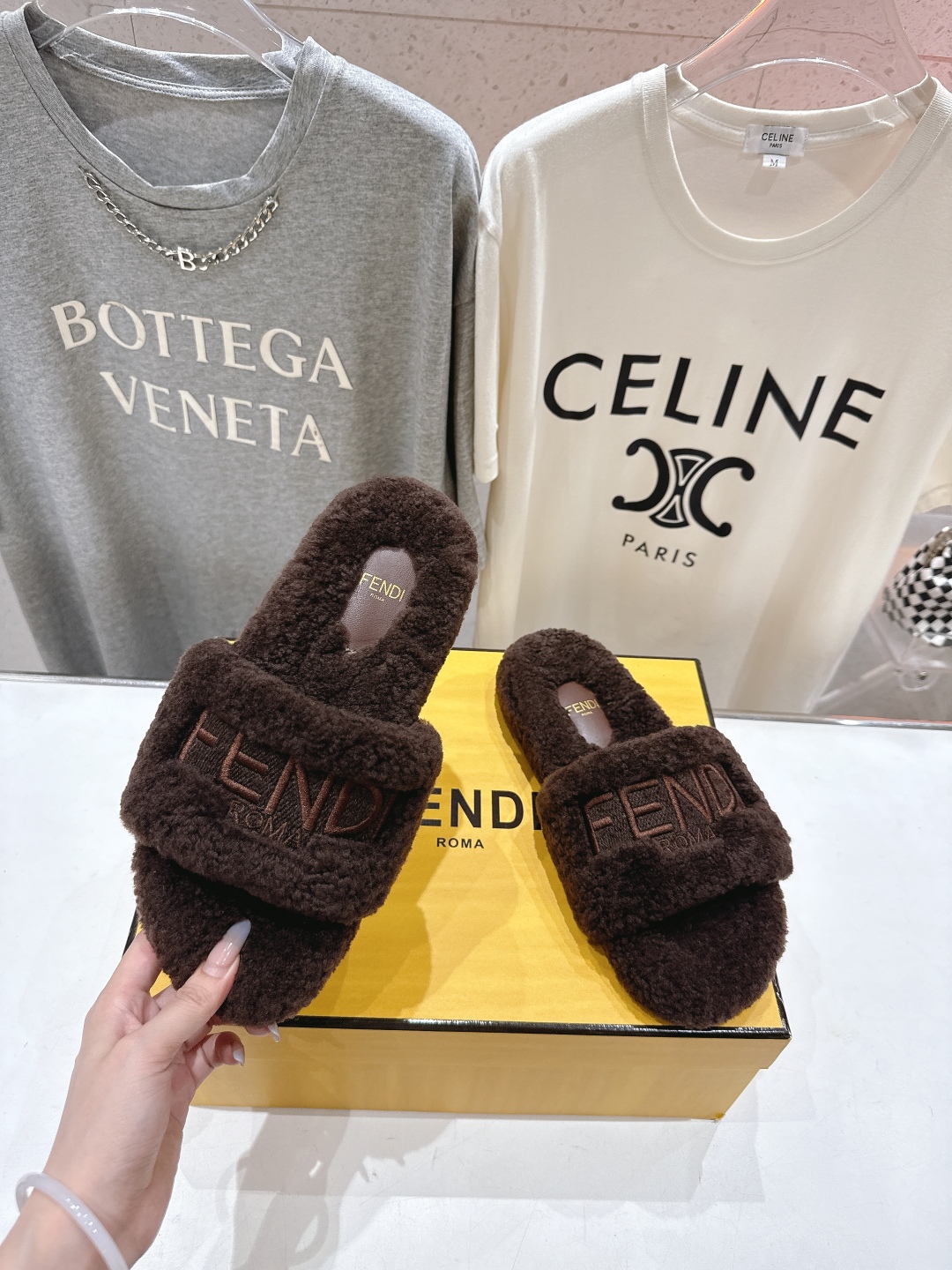 高版本出厂  
  Fendi/芬迪2025ss秋冬新款居家平底毛毛拖鞋，真是好玩好看好萌哒
原版复刻精