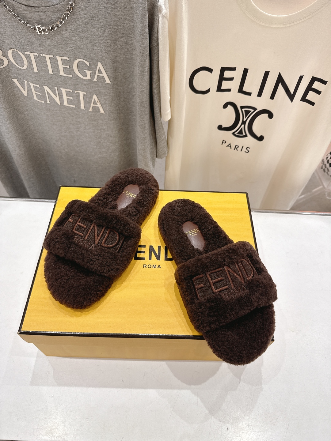 高版本出厂  
  Fendi/芬迪2025ss秋冬新款居家平底毛毛拖鞋，真是好玩好看好萌哒
原版复刻精