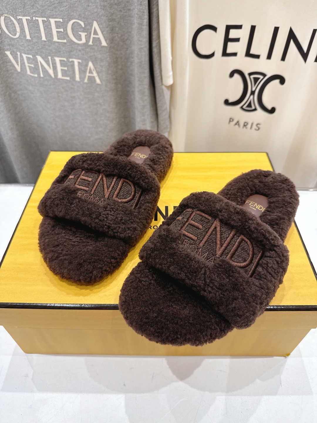 高版本出厂  
  Fendi/芬迪2025ss秋冬新款居家平底毛毛拖鞋，真是好玩好看好萌哒
原版复刻精